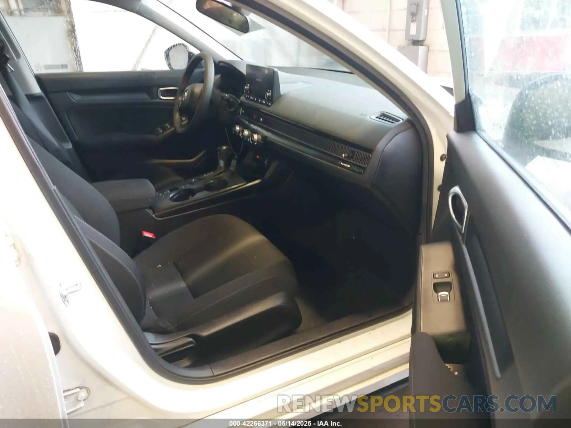 5 Photograph of a damaged car 19XFL2H58RE010695 HONDA CIVIC 2024