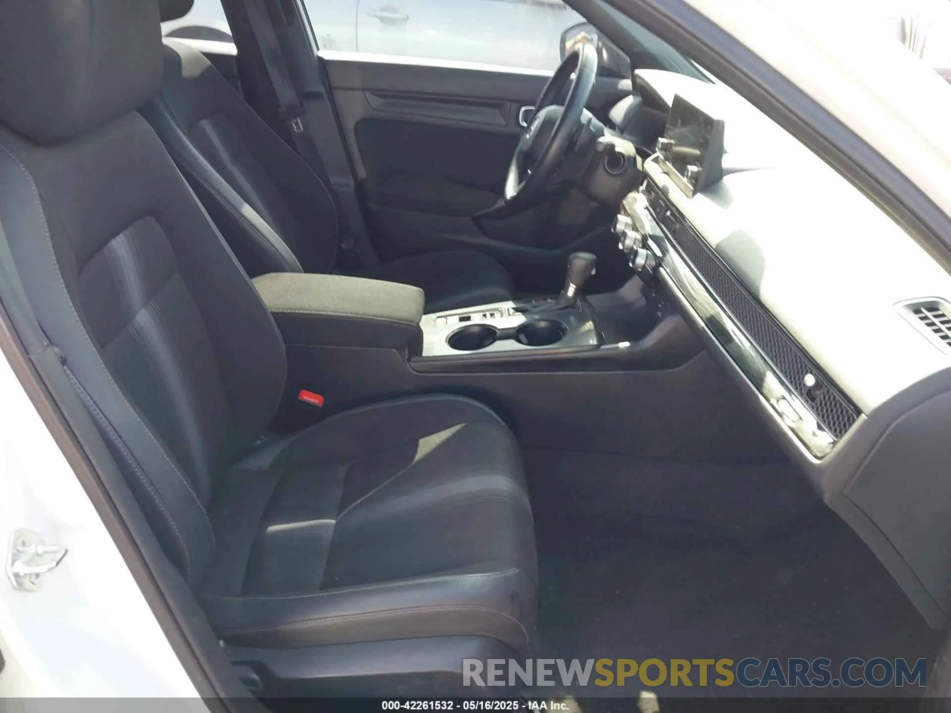 5 Photograph of a damaged car 19XFL2H86RE002234 HONDA CIVIC 2024