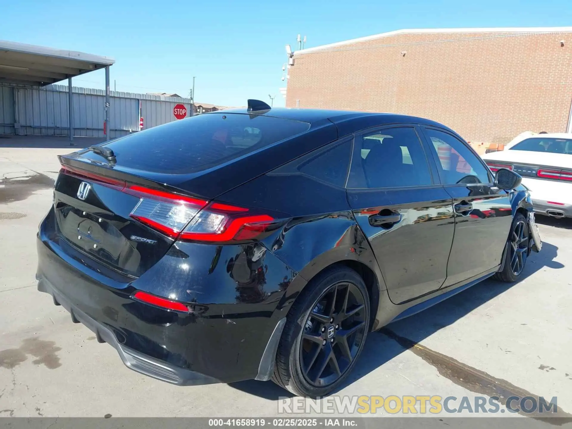 4 Photograph of a damaged car 19XFL2H87RE036666 HONDA CIVIC 2024