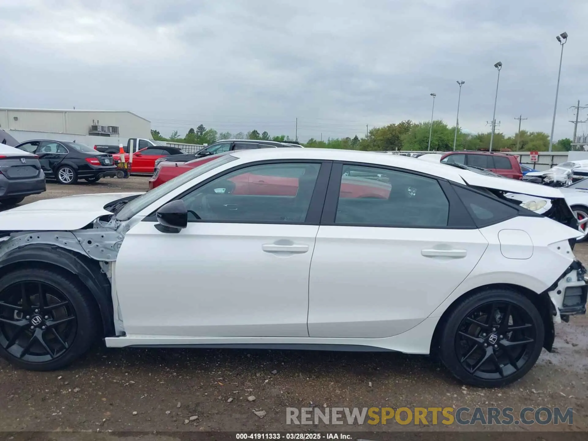 15 Photograph of a damaged car 19XFL2H88SE006758 HONDA CIVIC 2025