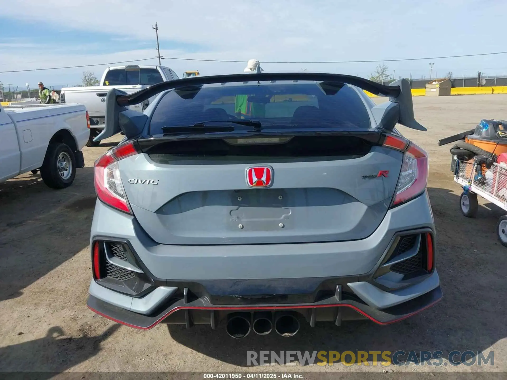 17 Photograph of a damaged car SHHFK8G76MU203437 HONDA CIVIC TYPE R 2021