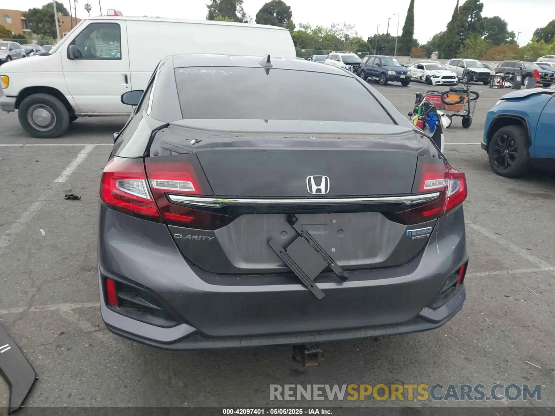 17 Photograph of a damaged car JHMZC5F35KC003117 HONDA CLARITY PLUG-IN HYBRID 2019