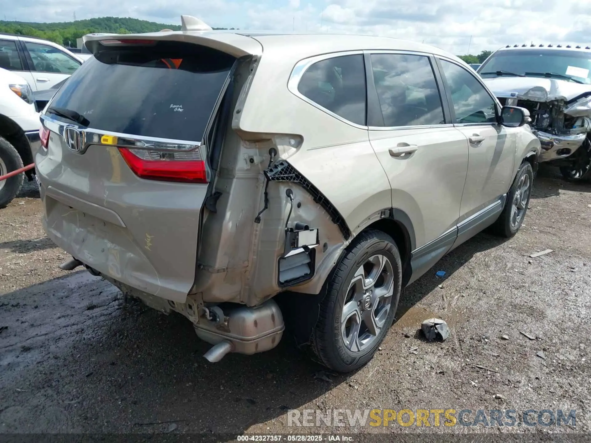 4 Photograph of a damaged car 2HKRW1H82KH503766 HONDA CR-V 2019