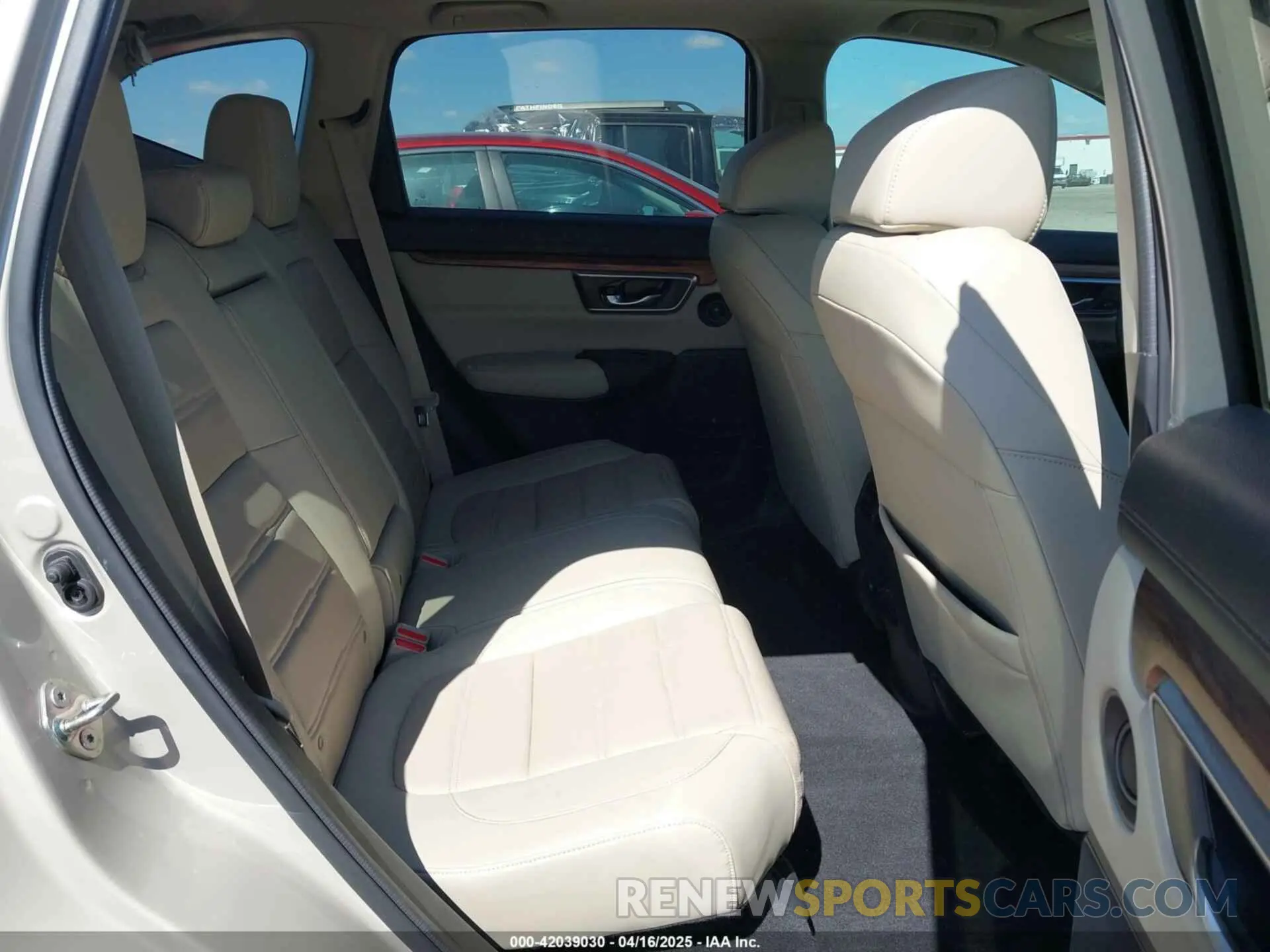 8 Photograph of a damaged car 2HKRW1H88KH506560 HONDA CR-V 2019