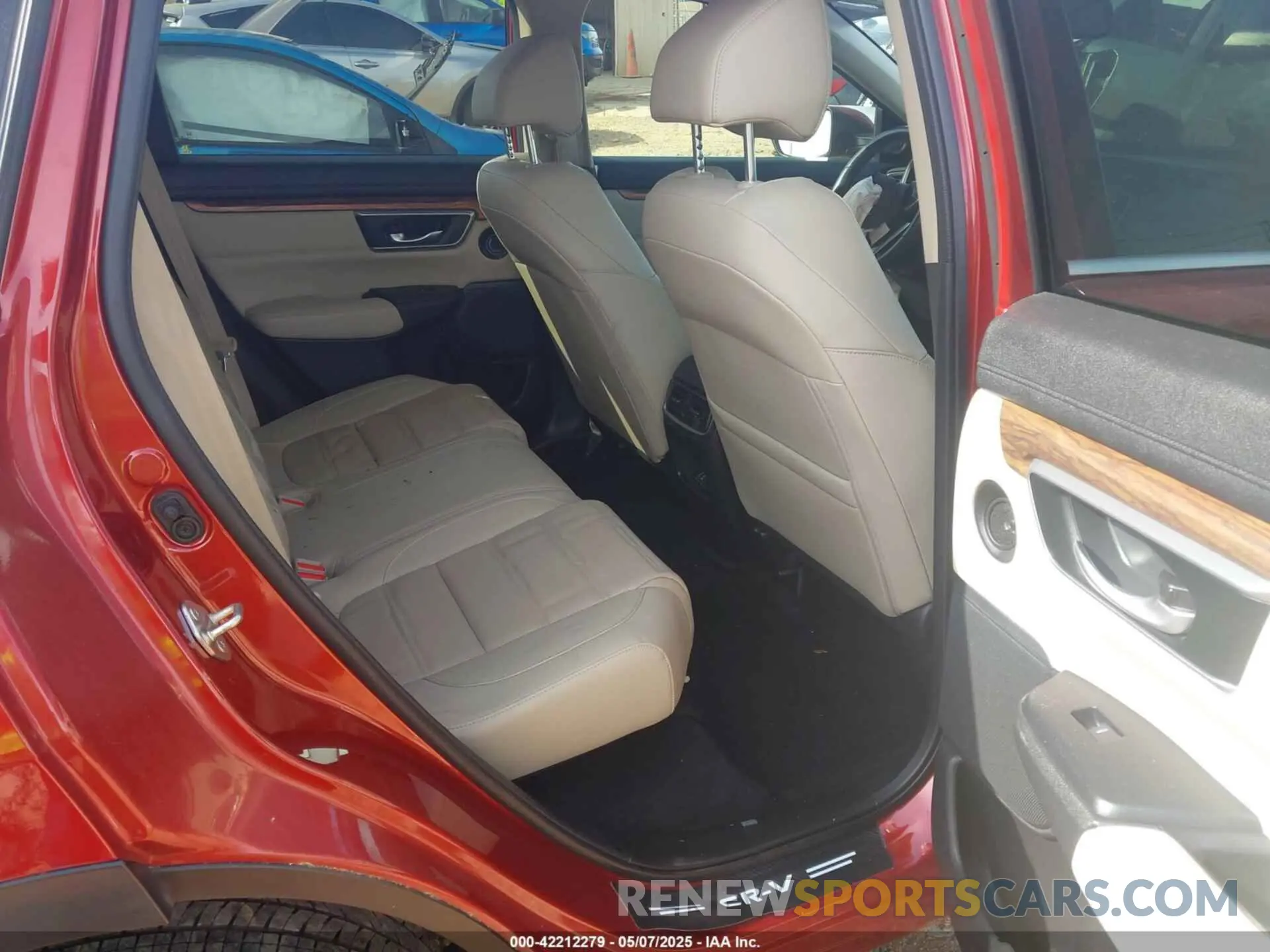 8 Photograph of a damaged car 2HKRW1H93KH505289 HONDA CR-V 2019