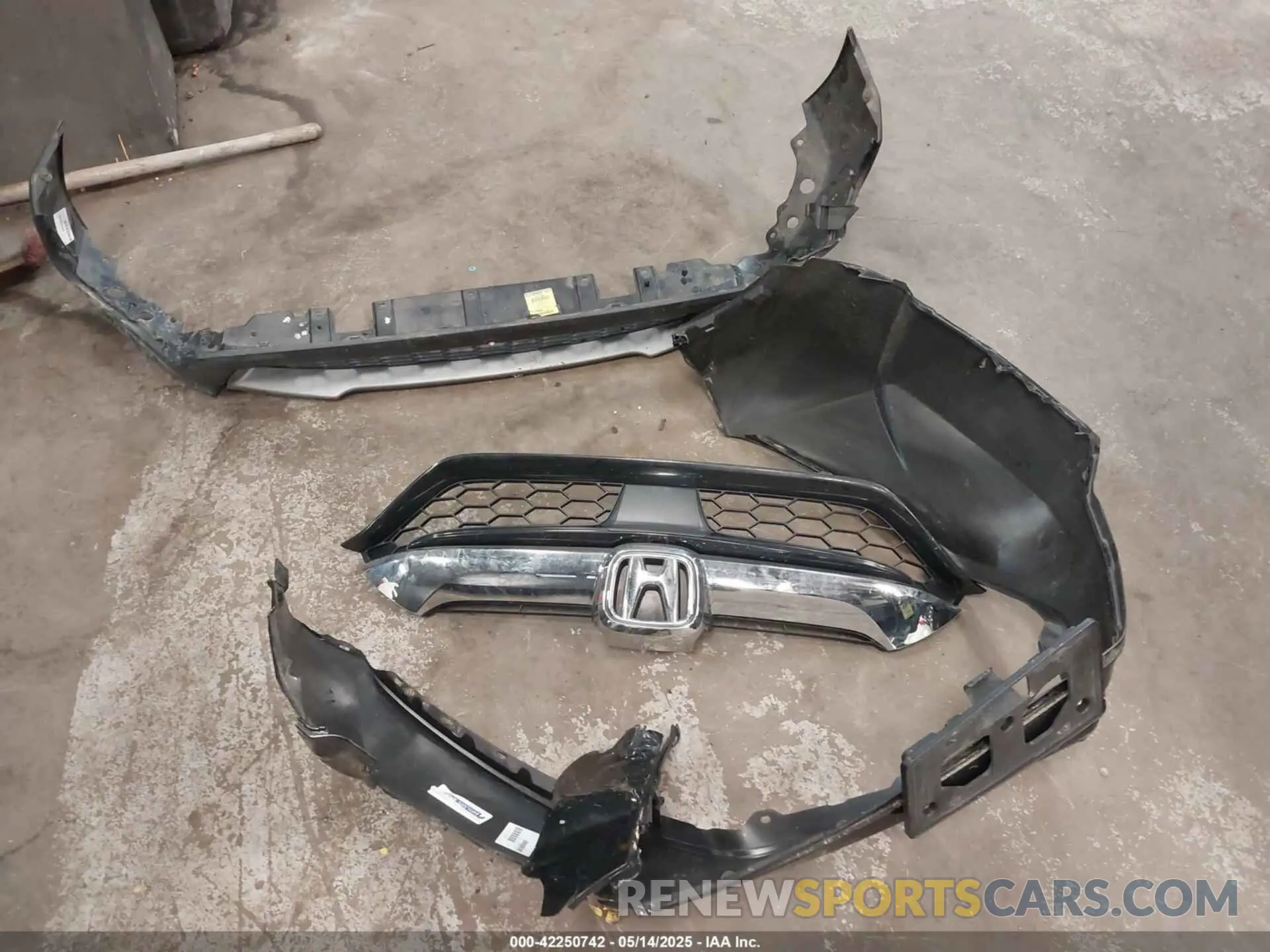 12 Photograph of a damaged car 2HKRW2H50KH605725 HONDA CR-V 2019