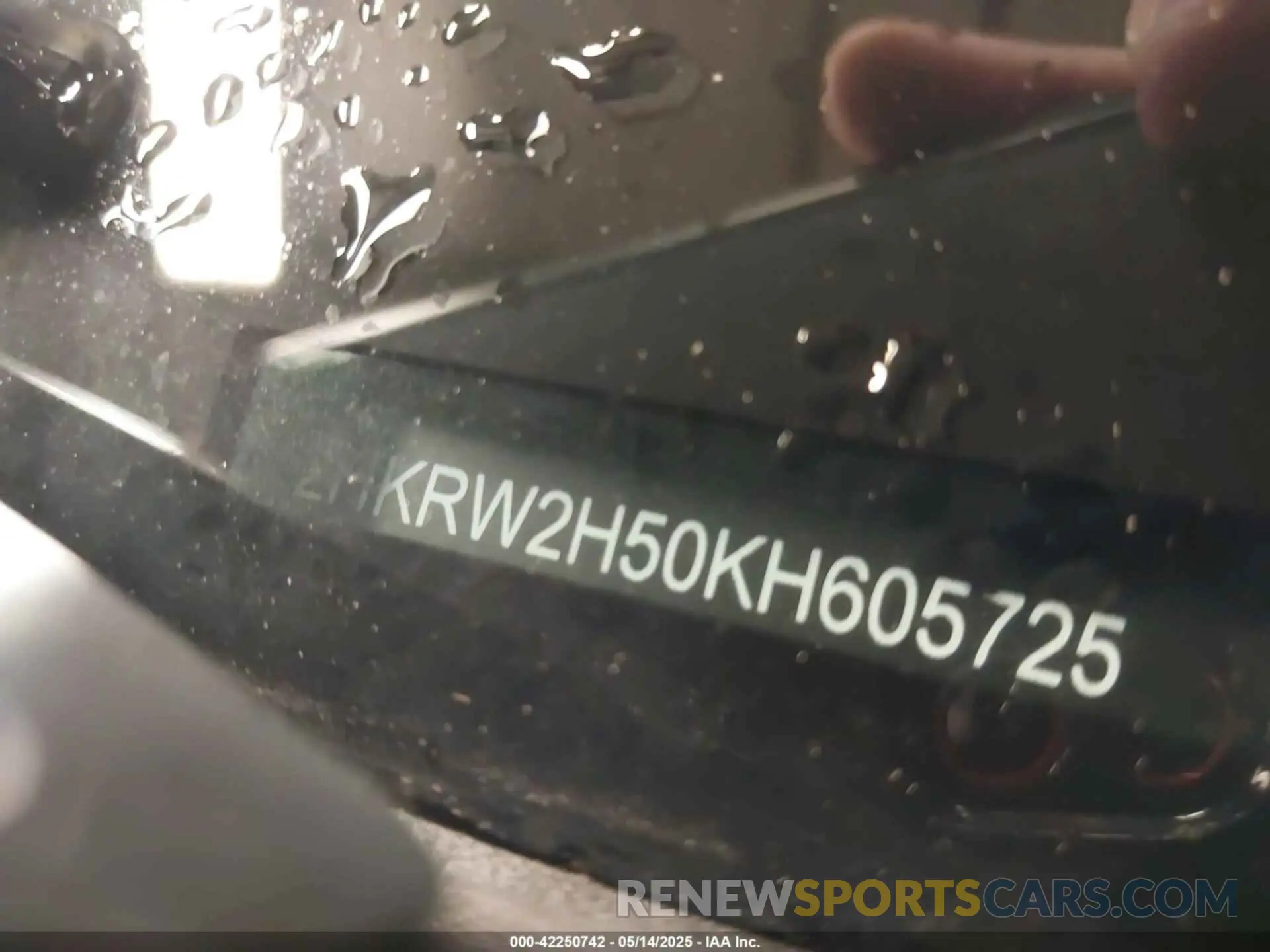 18 Photograph of a damaged car 2HKRW2H50KH605725 HONDA CR-V 2019