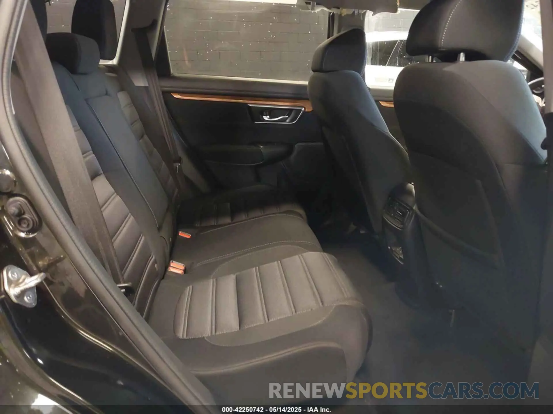 8 Photograph of a damaged car 2HKRW2H50KH605725 HONDA CR-V 2019
