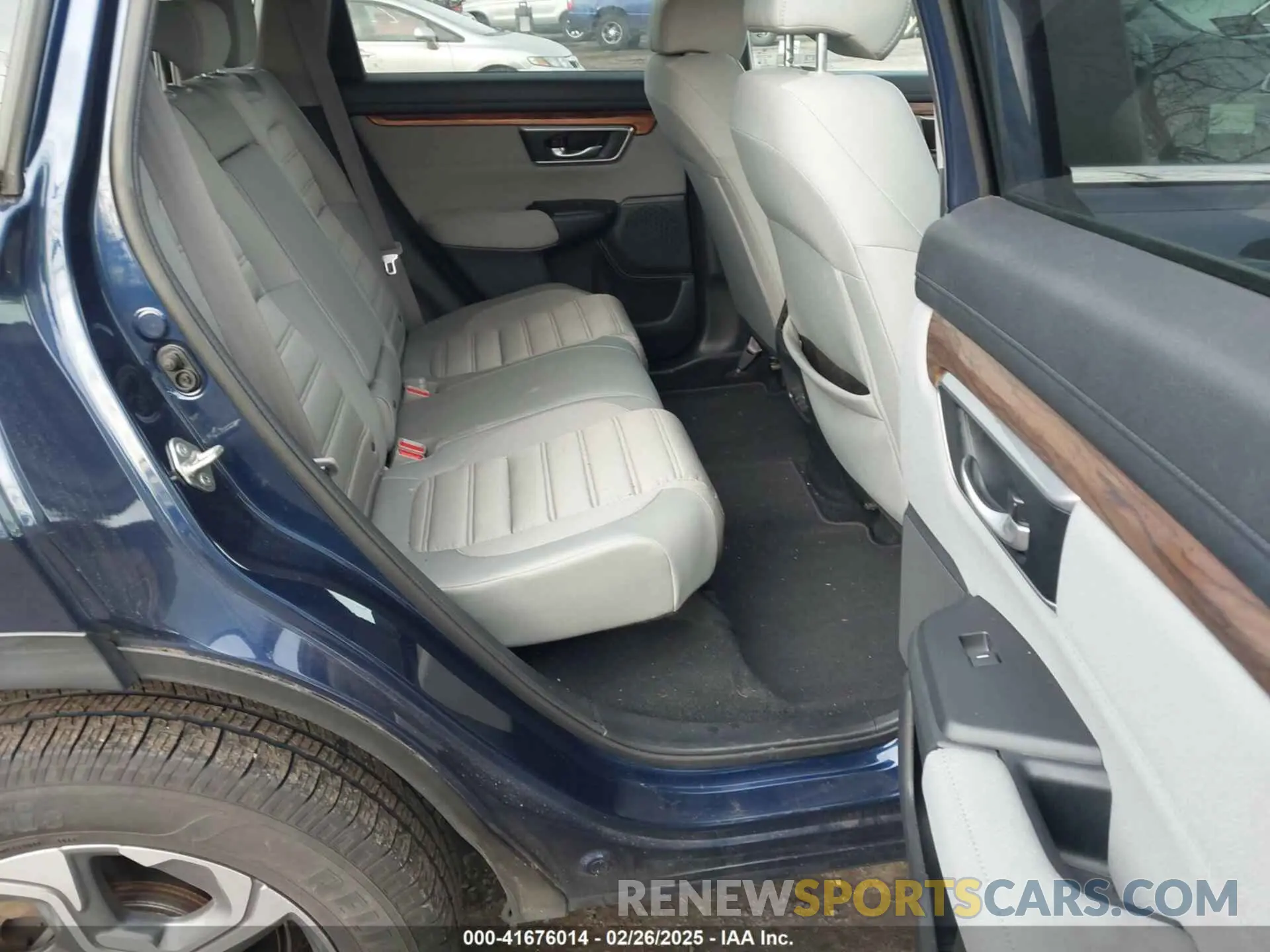8 Photograph of a damaged car 2HKRW2H50KH648462 HONDA CR-V 2019