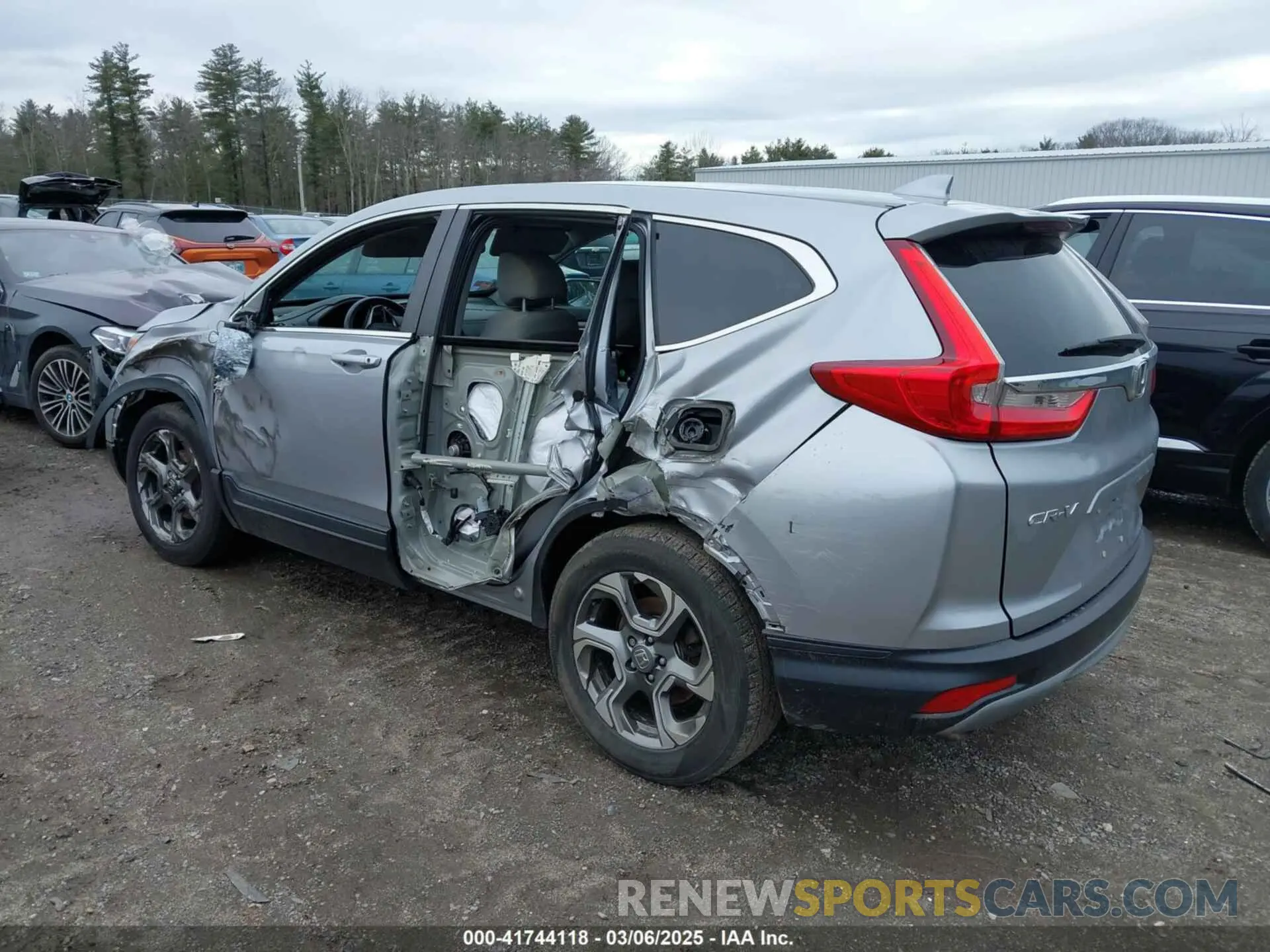 3 Photograph of a damaged car 2HKRW2H50KH649109 HONDA CR-V 2019