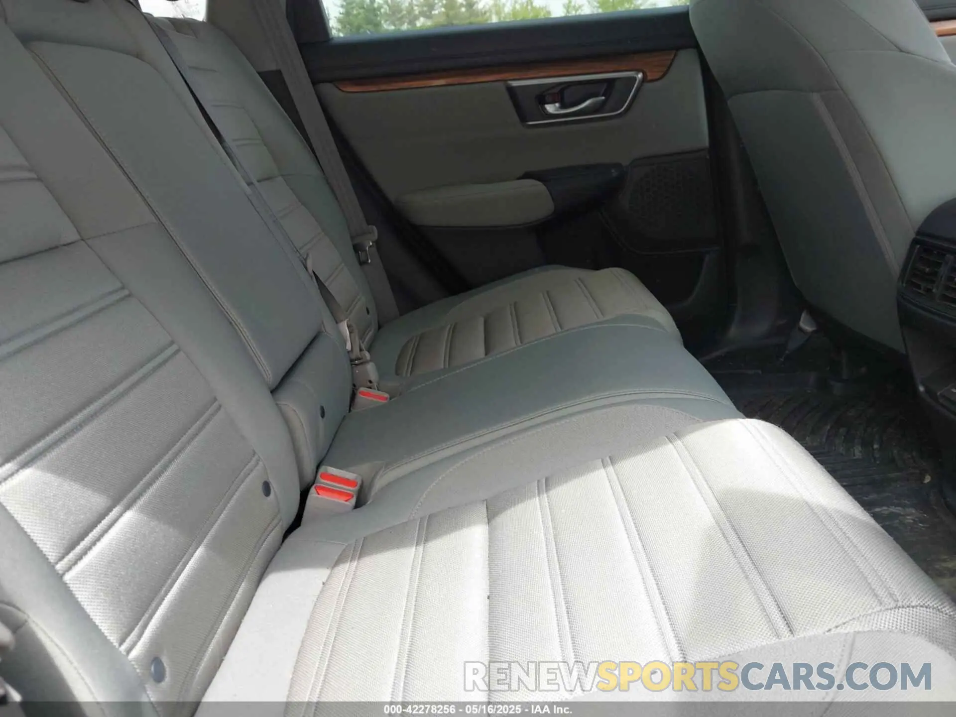 8 Photograph of a damaged car 2HKRW2H54KH657262 HONDA CR-V 2019
