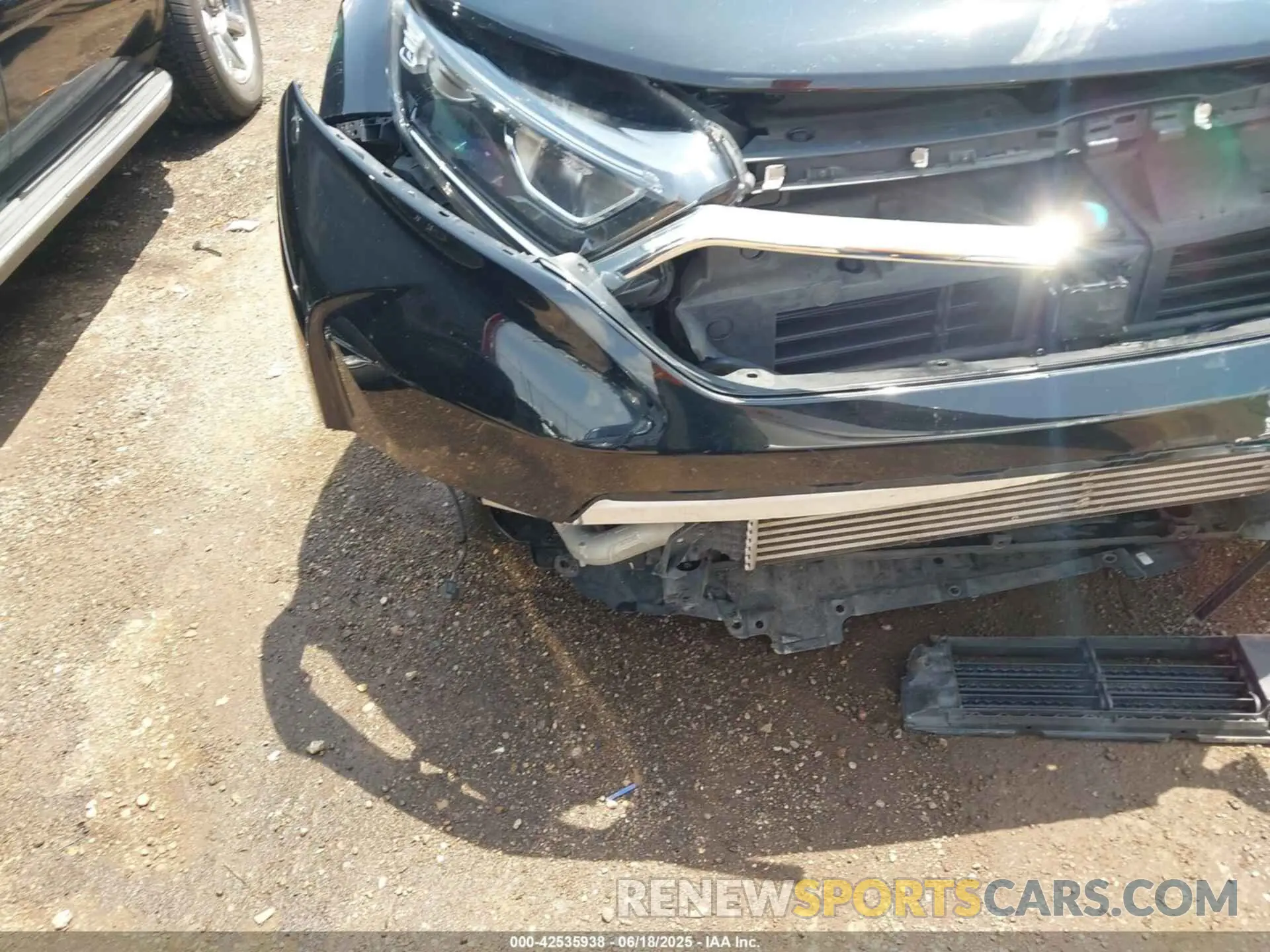 18 Photograph of a damaged car 2HKRW2H55KH676631 HONDA CR-V 2019