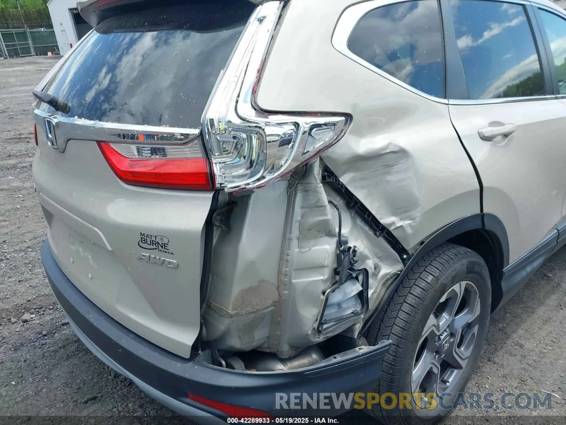 17 Photograph of a damaged car 2HKRW2H56KH634372 HONDA CR-V 2019
