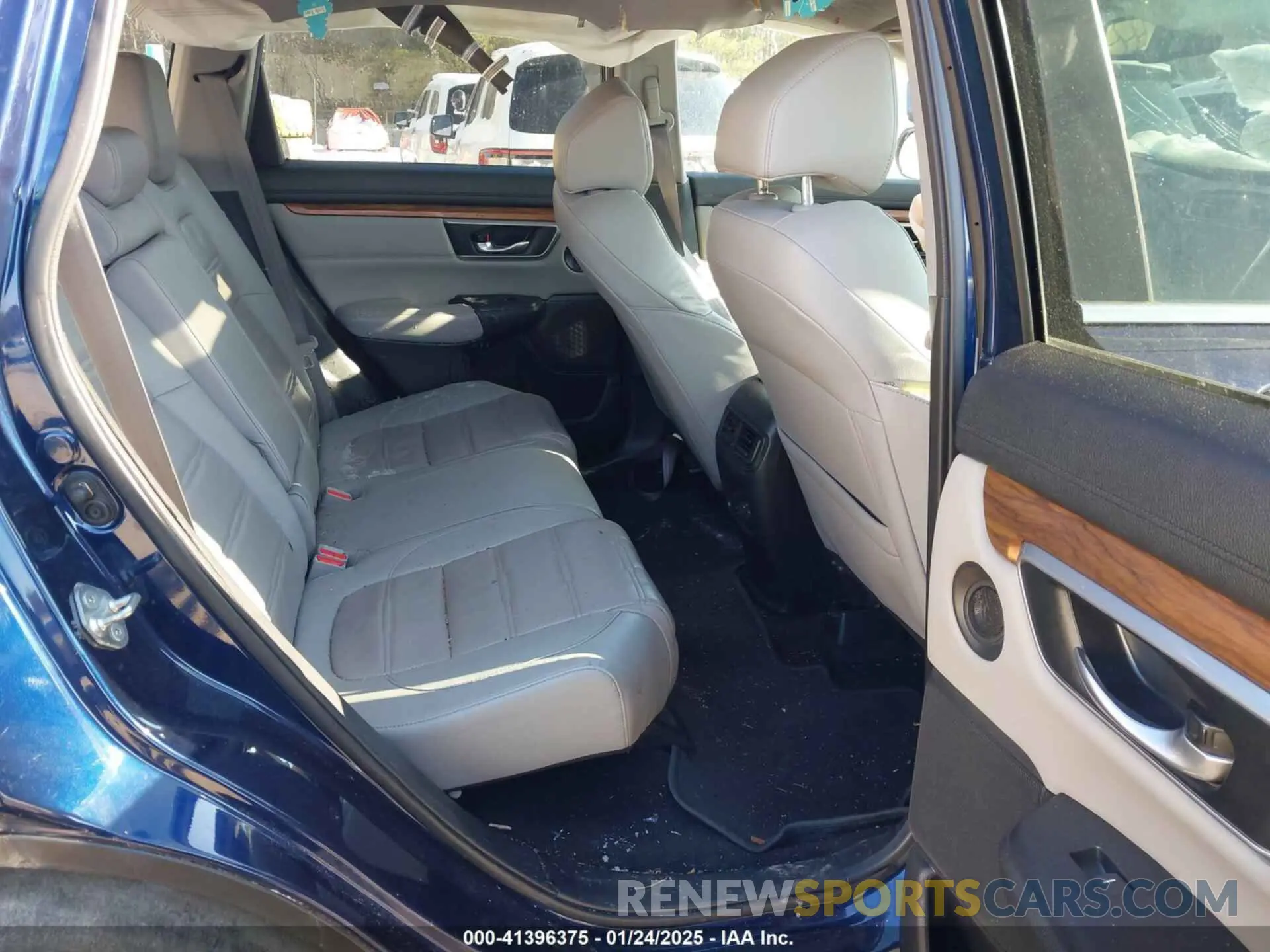 8 Photograph of a damaged car 2HKRW2H80KH643675 HONDA CR-V 2019