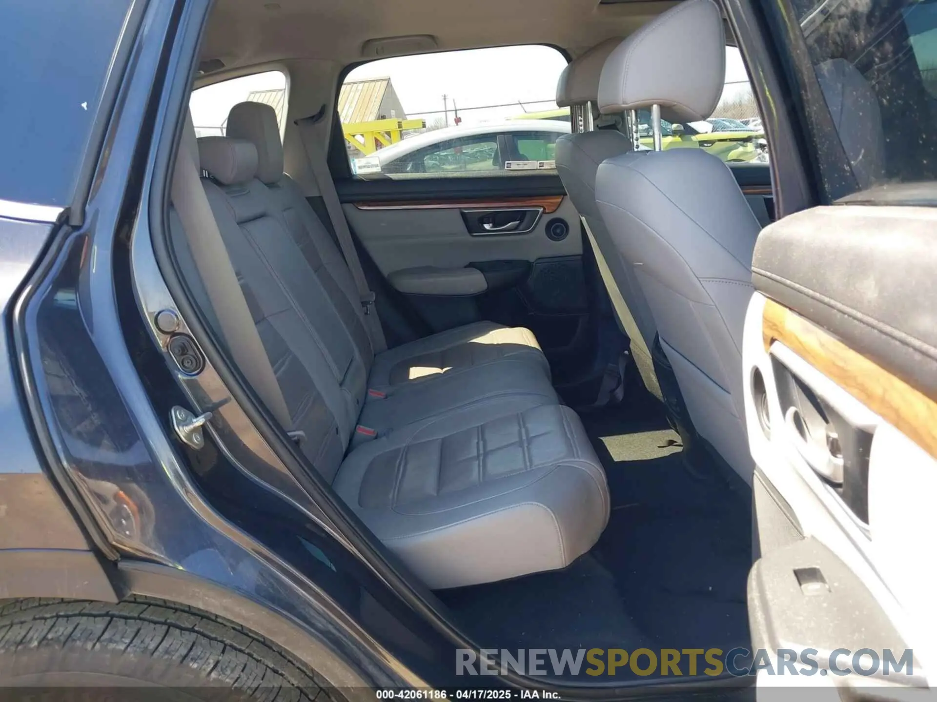 8 Photograph of a damaged car 2HKRW2H80KH666292 HONDA CR-V 2019