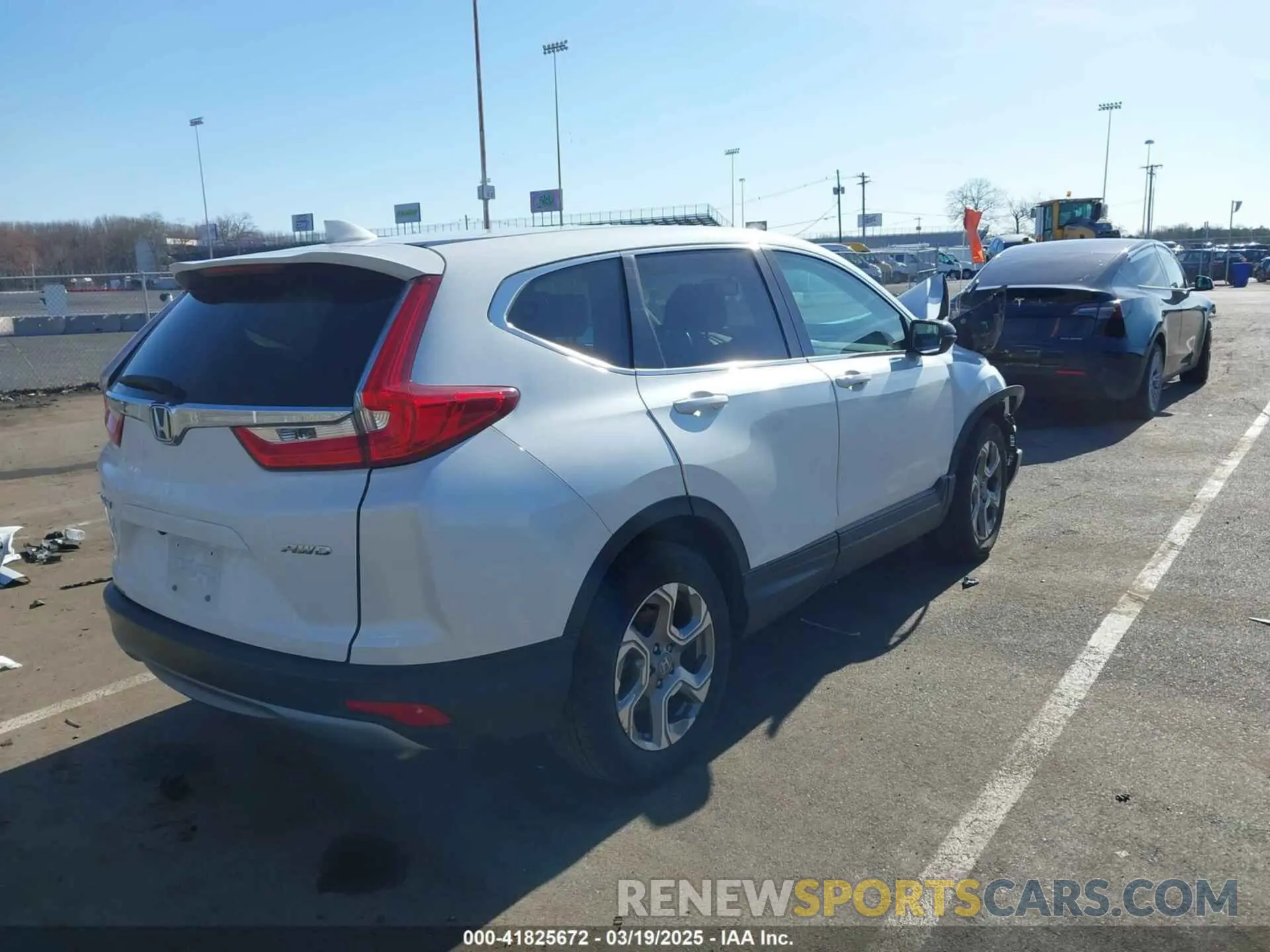 4 Photograph of a damaged car 2HKRW2H81KH612368 HONDA CR-V 2019