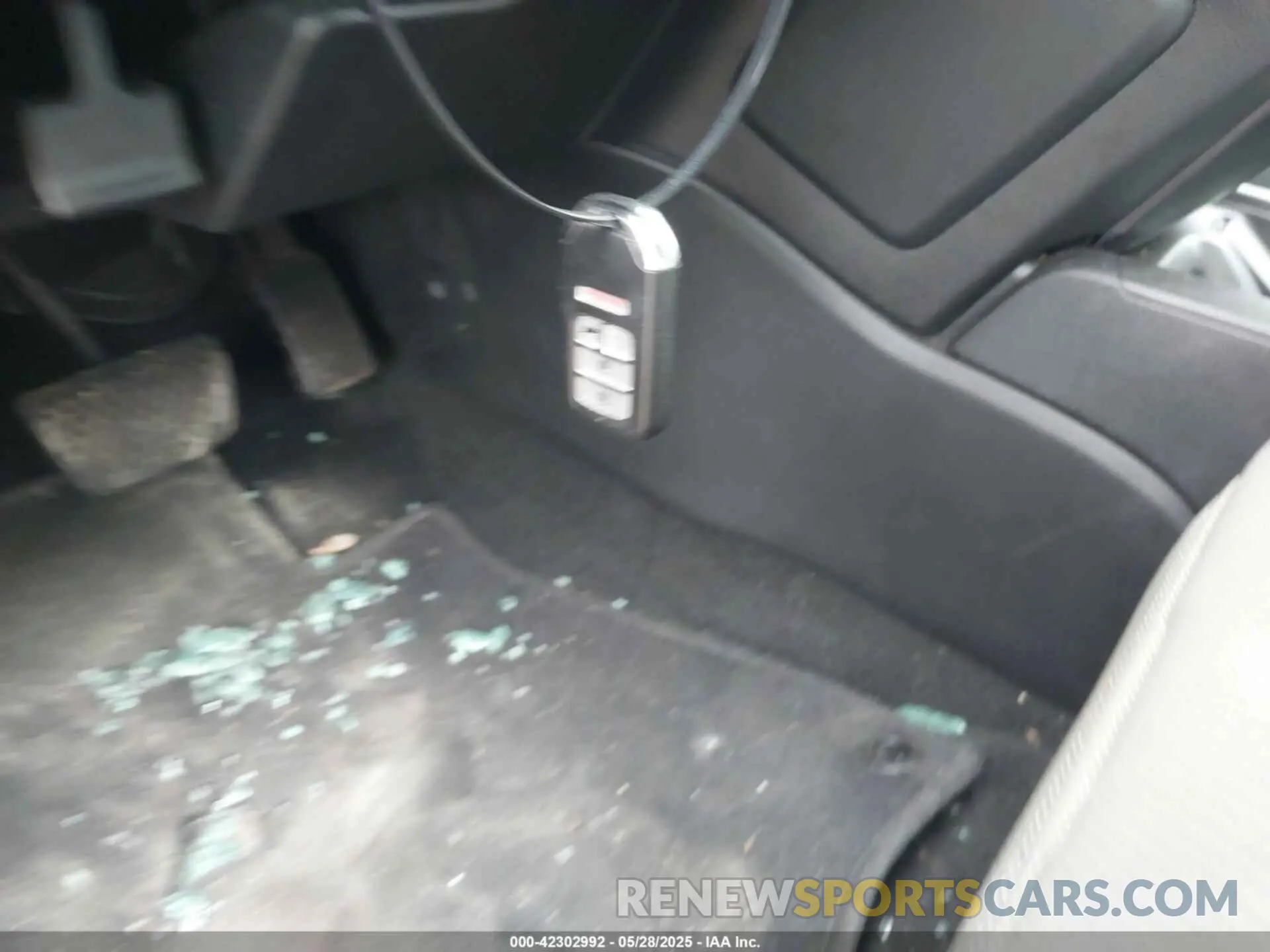 11 Photograph of a damaged car 2HKRW2H82KH610113 HONDA CR-V 2019