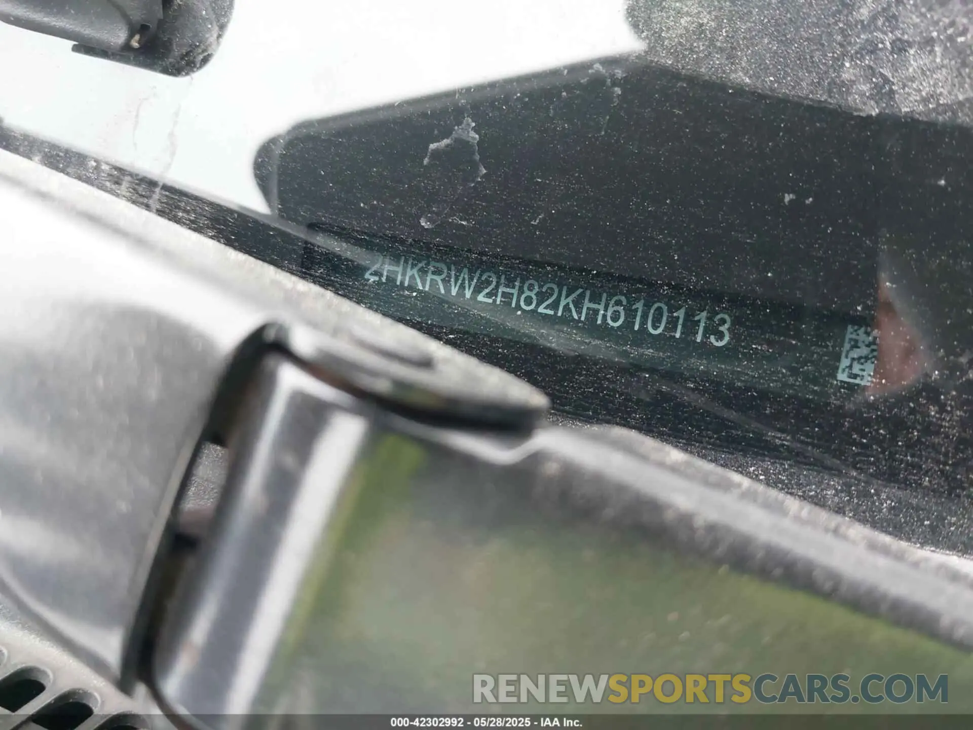 17 Photograph of a damaged car 2HKRW2H82KH610113 HONDA CR-V 2019