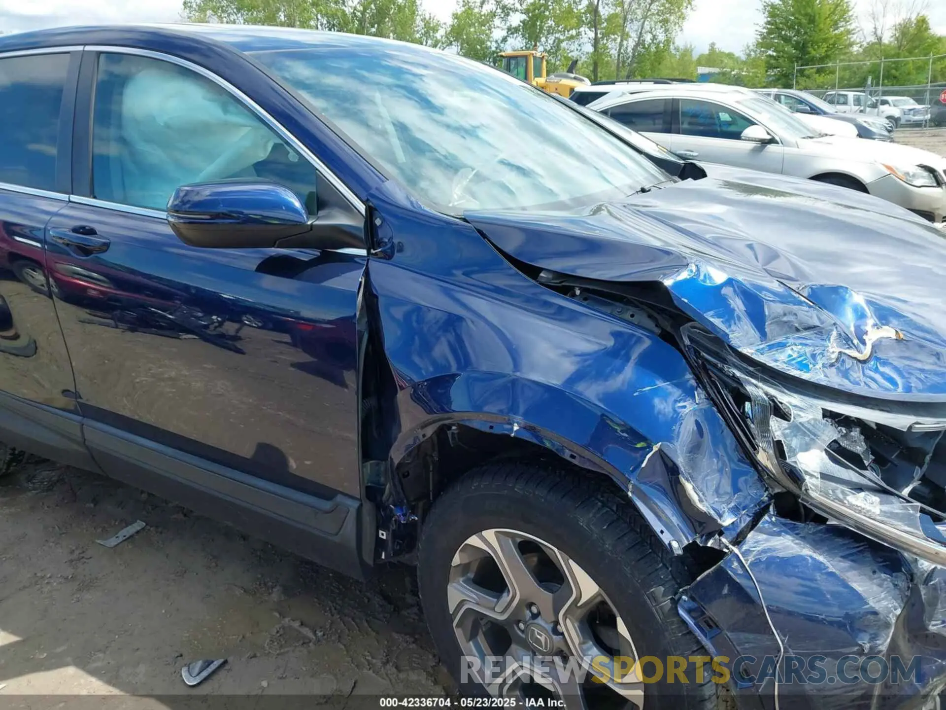 17 Photograph of a damaged car 2HKRW2H82KH660560 HONDA CR-V 2019