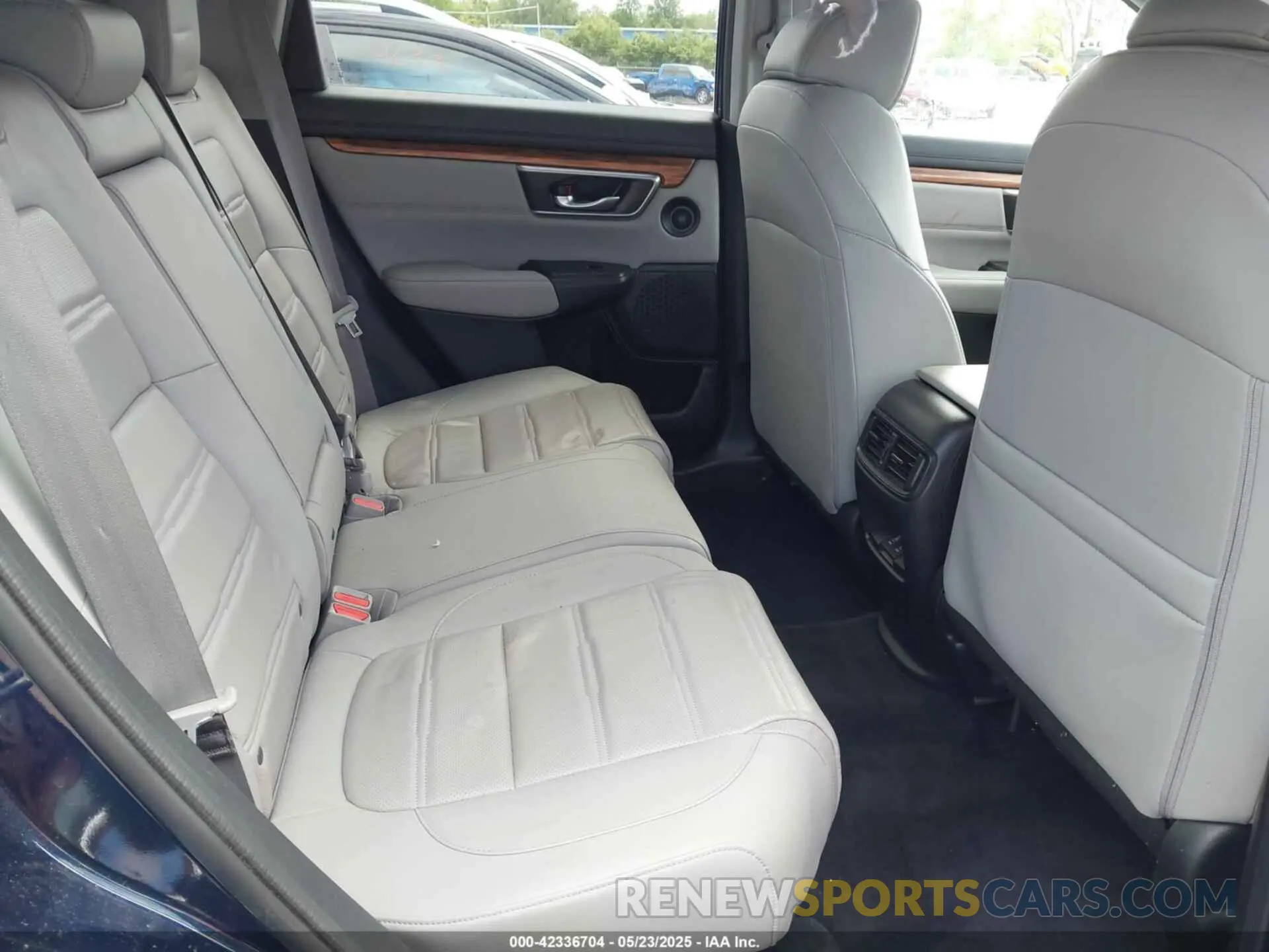 8 Photograph of a damaged car 2HKRW2H82KH660560 HONDA CR-V 2019