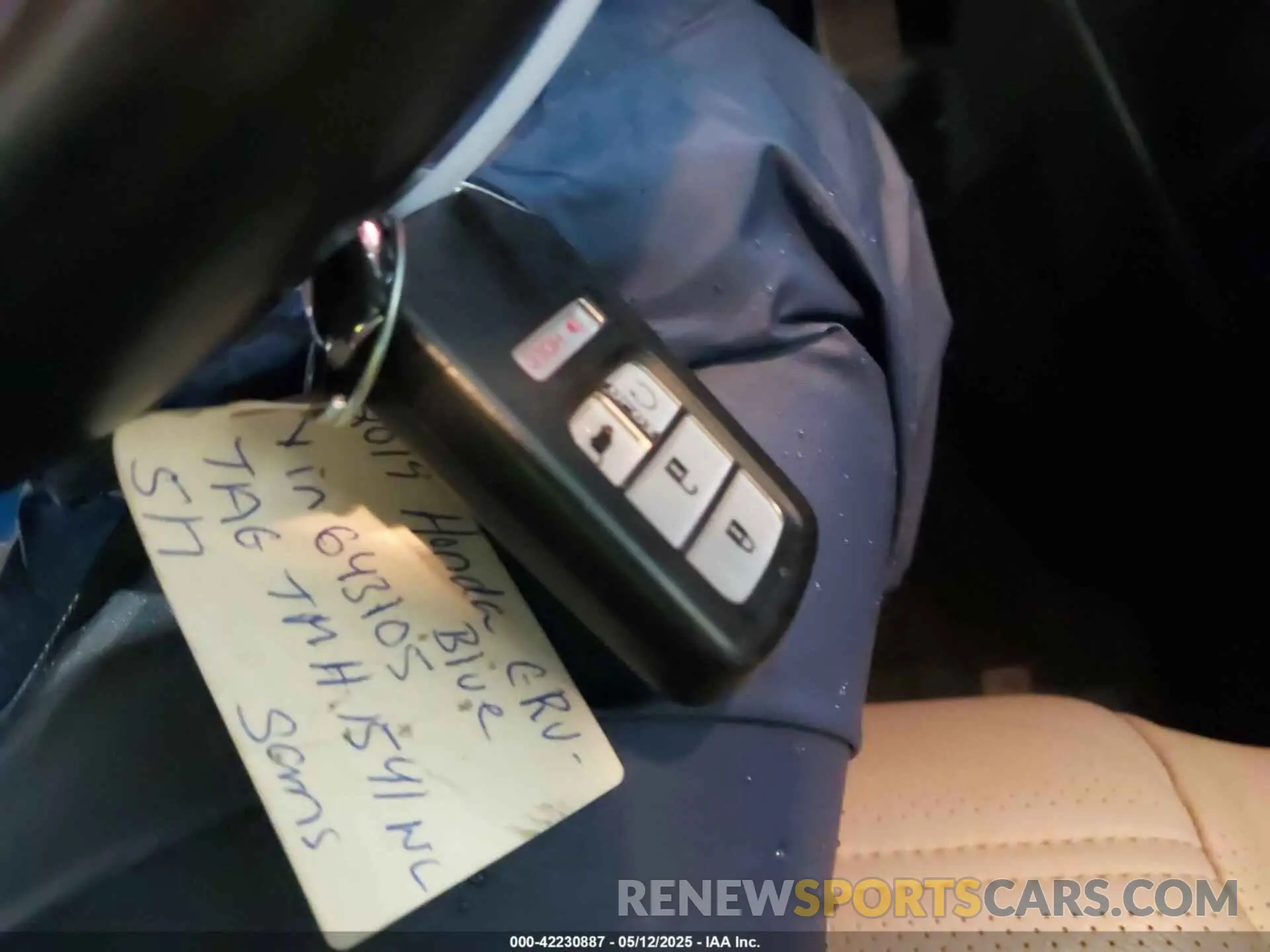 11 Photograph of a damaged car 2HKRW2H83KH643105 HONDA CR-V 2019