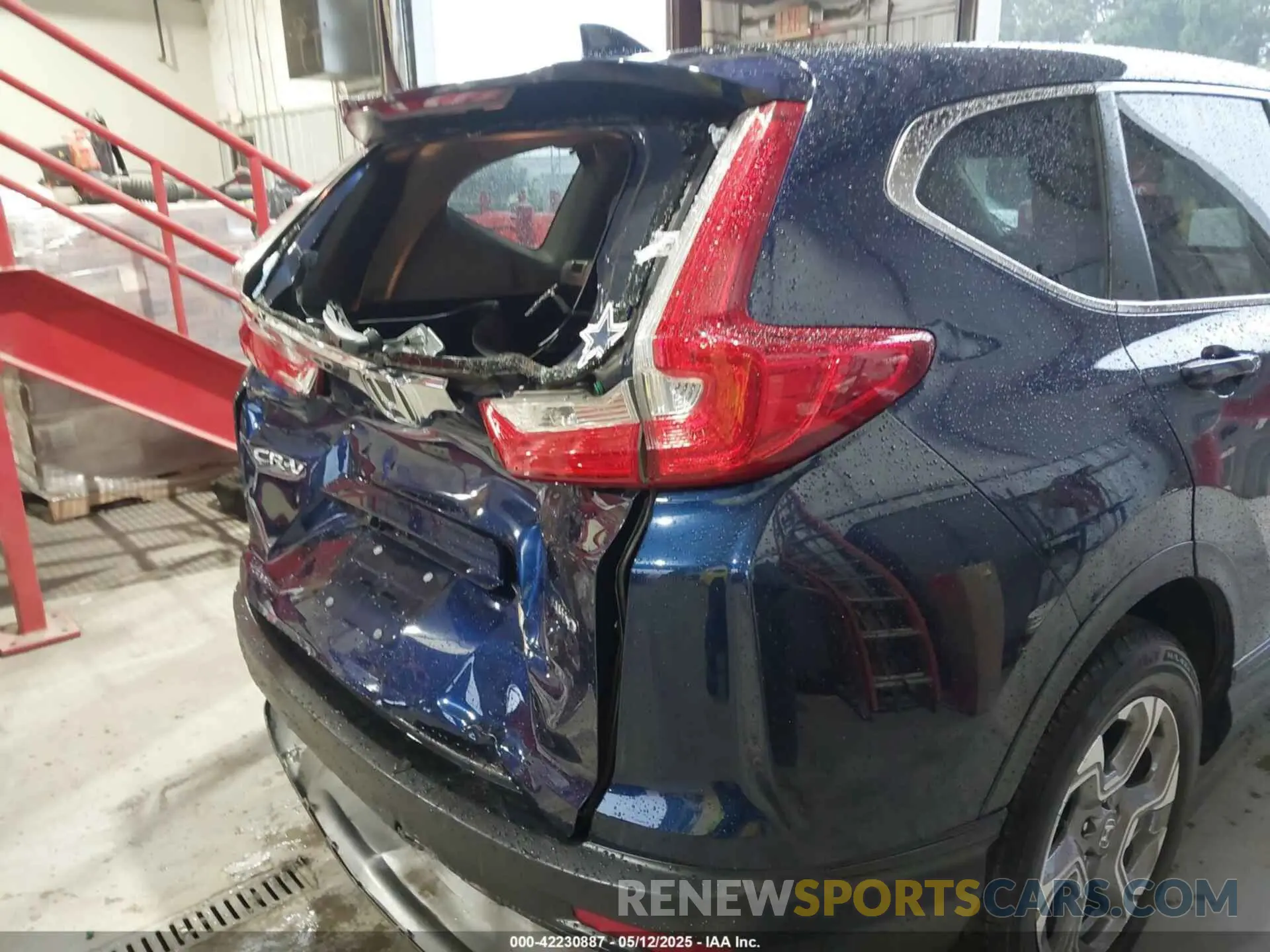 17 Photograph of a damaged car 2HKRW2H83KH643105 HONDA CR-V 2019
