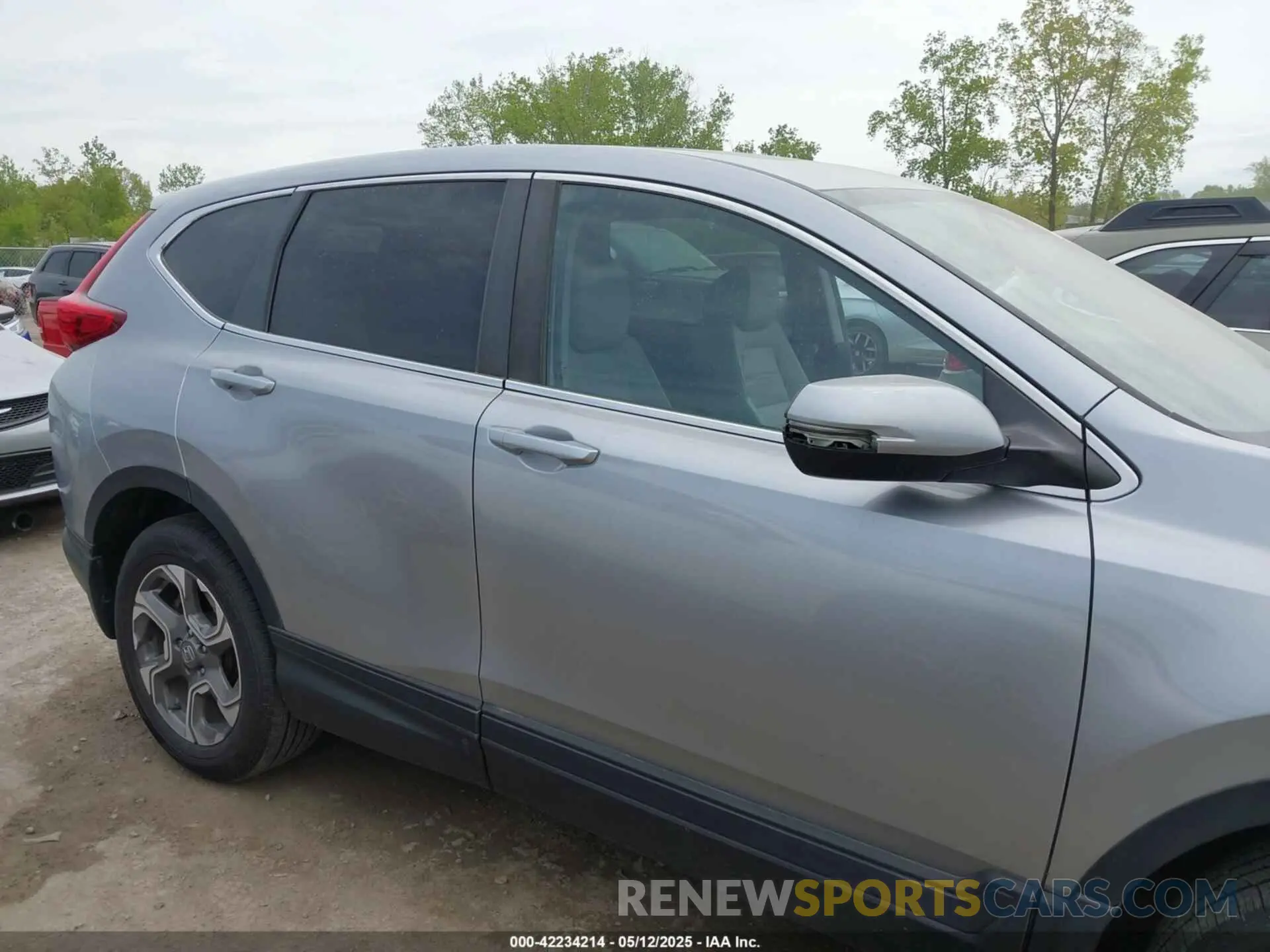 14 Photograph of a damaged car 2HKRW2H89KH660460 HONDA CR-V 2019