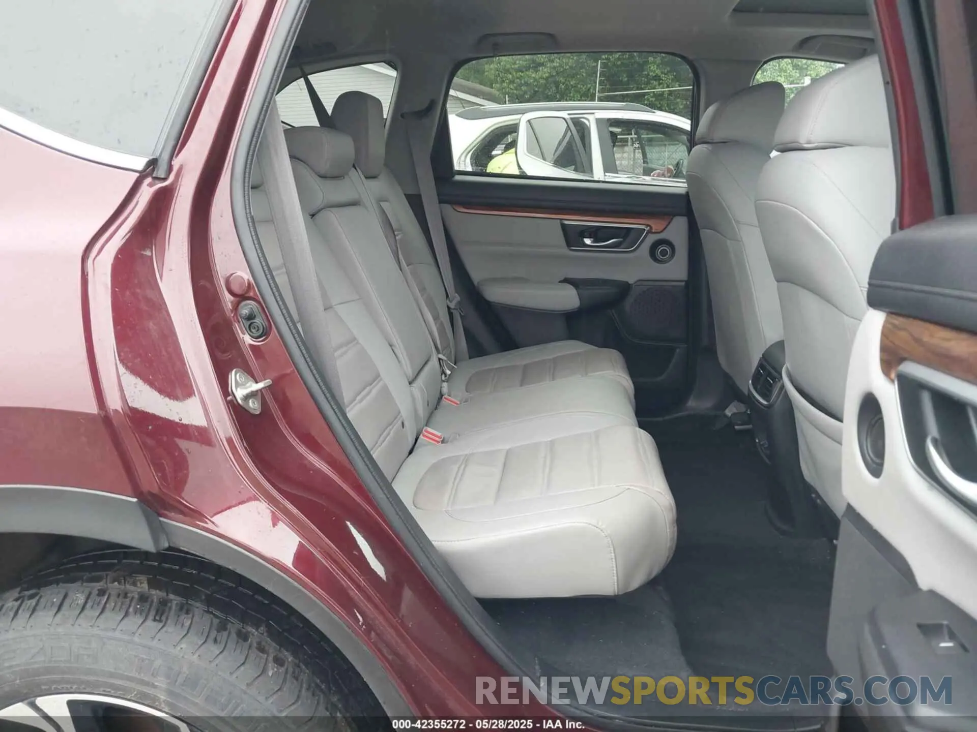 8 Photograph of a damaged car 2HKRW2H95KH617890 HONDA CR-V 2019