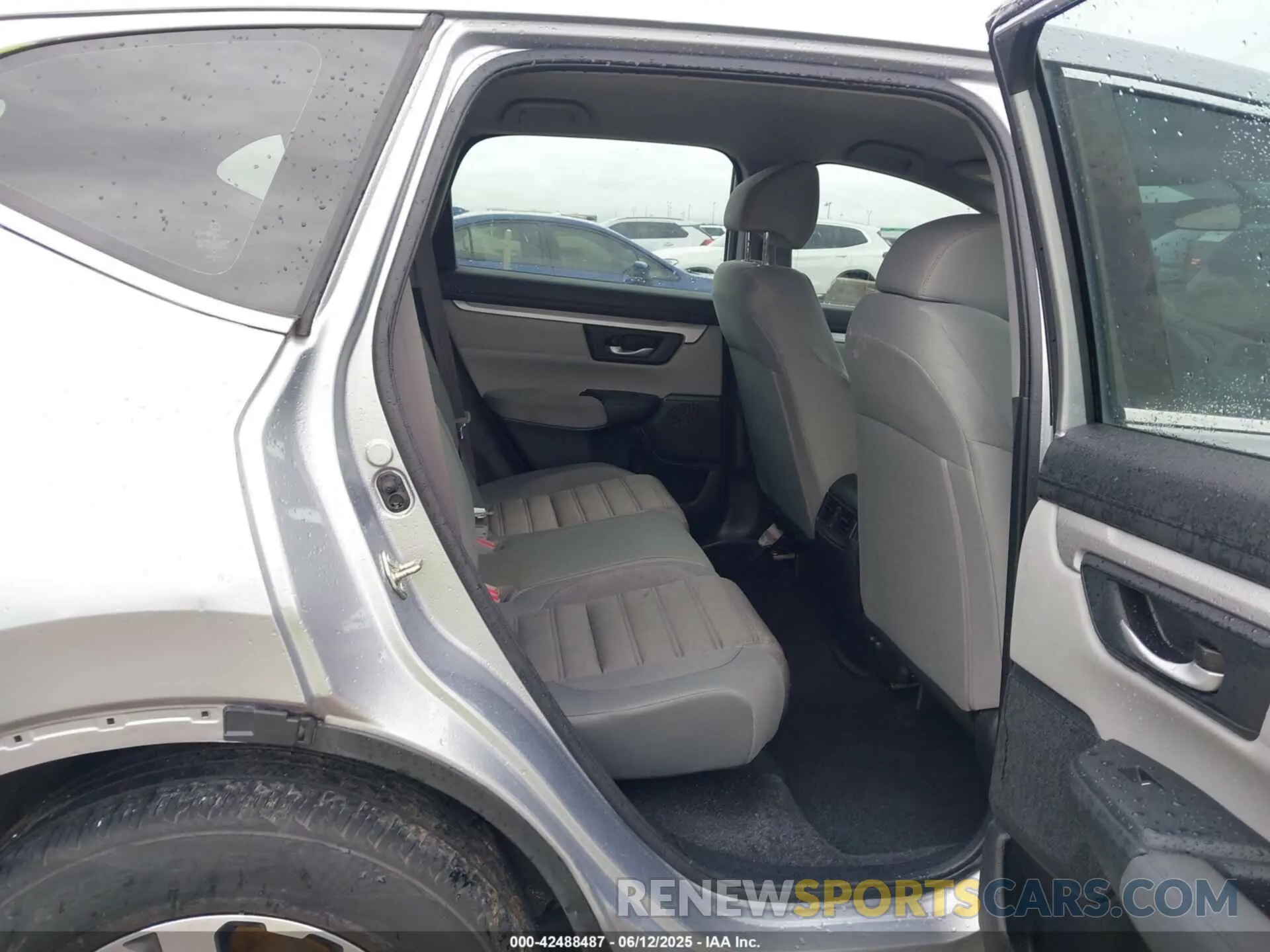 8 Photograph of a damaged car 2HKRW5H30KH421675 HONDA CR-V 2019