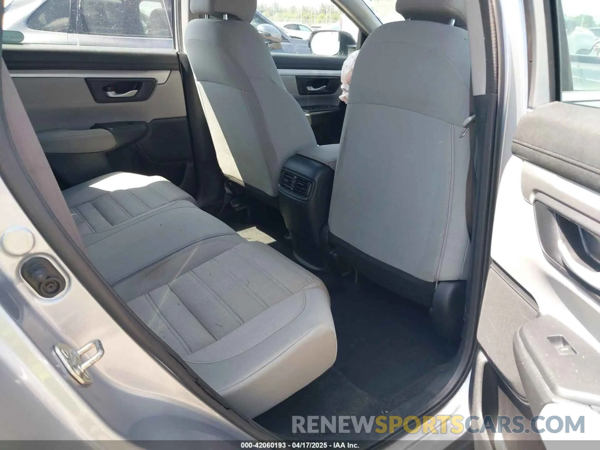 8 Photograph of a damaged car 2HKRW5H31KH411771 HONDA CR-V 2019