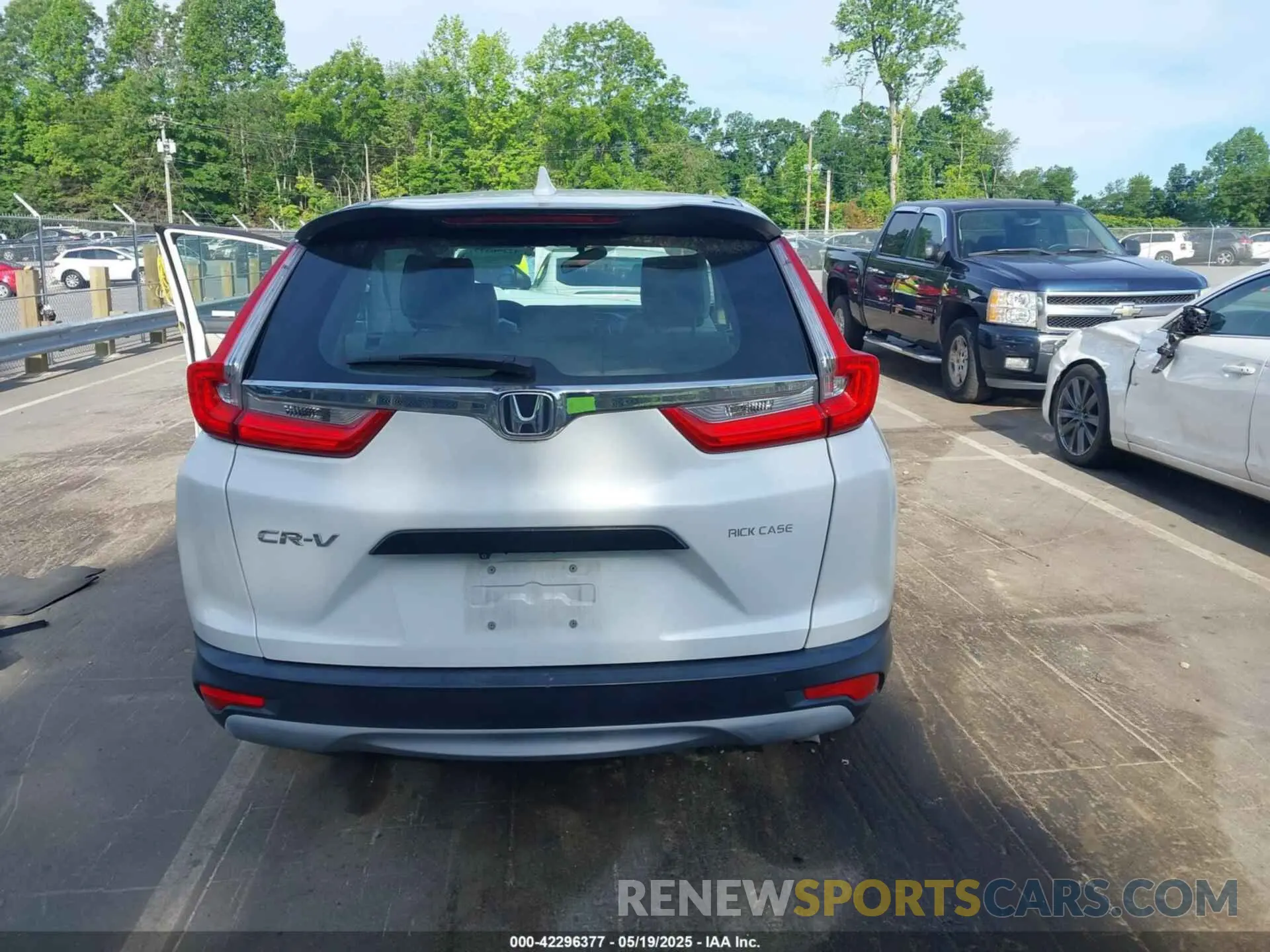 17 Photograph of a damaged car 2HKRW5H33KH418401 HONDA CR-V 2019
