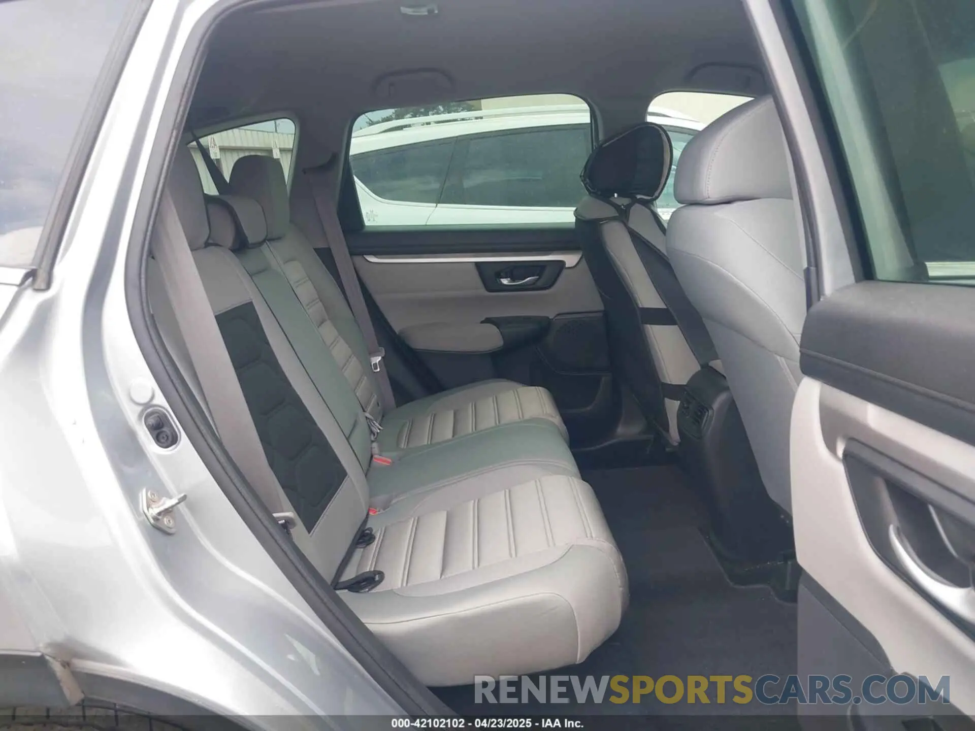 8 Photograph of a damaged car 2HKRW5H35KH403298 HONDA CR-V 2019