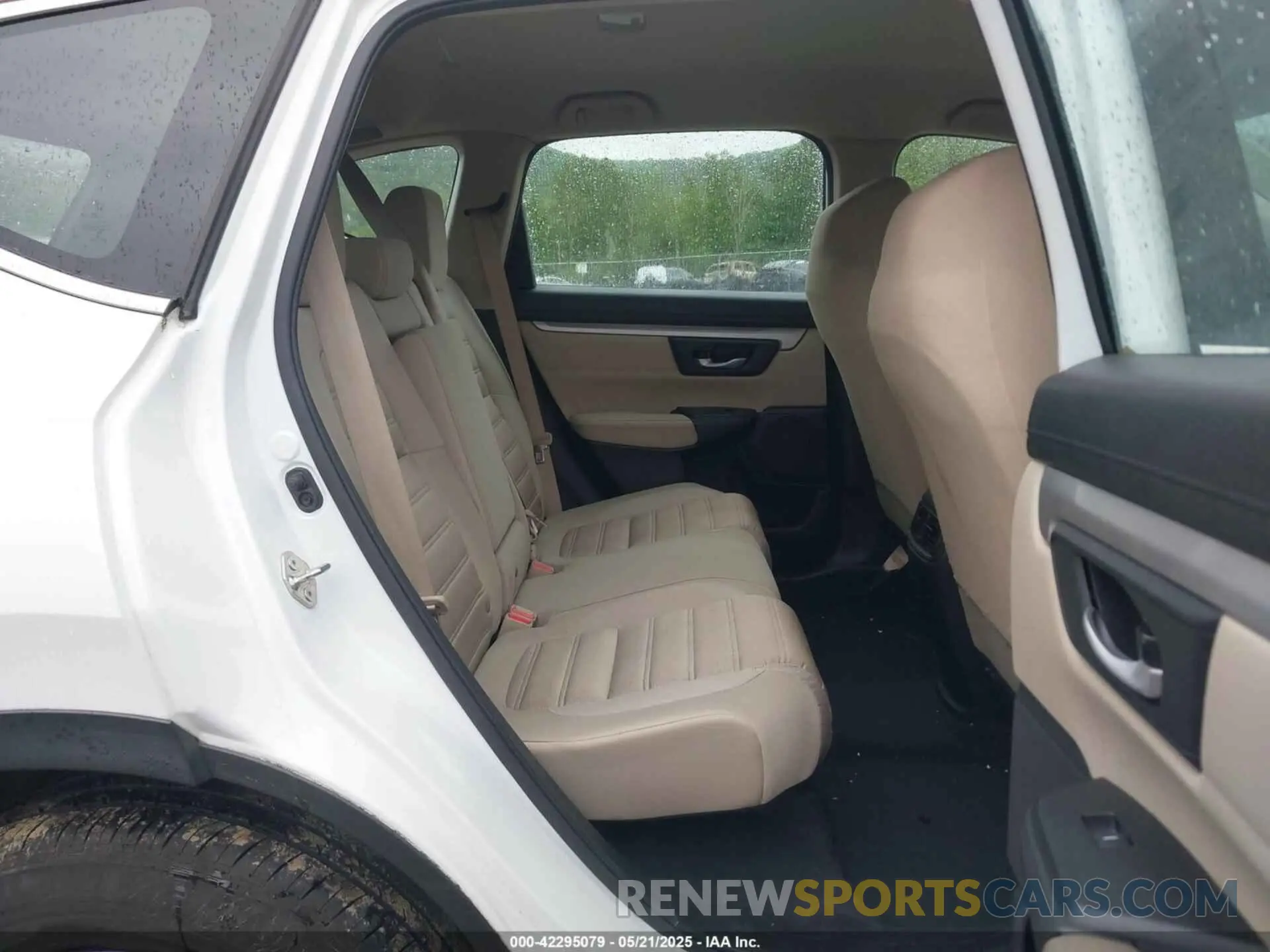8 Photograph of a damaged car 2HKRW6H39KH229256 HONDA CR-V 2019