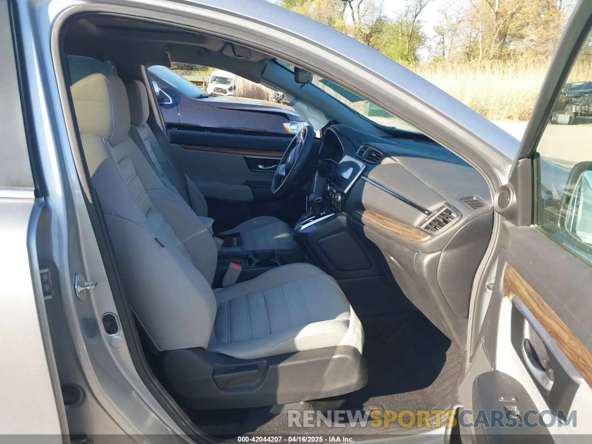 5 Photograph of a damaged car 5J6RW1H50KA012894 HONDA CR-V 2019