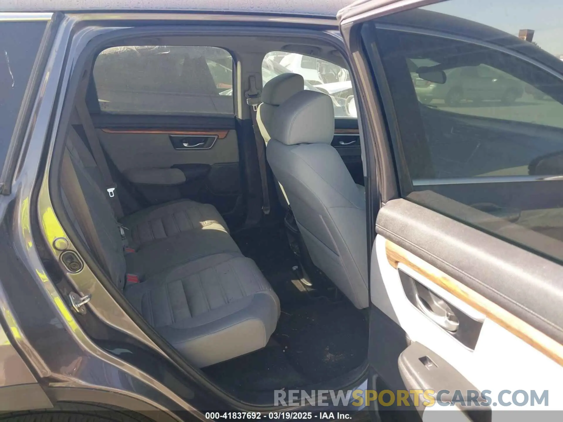 8 Photograph of a damaged car 5J6RW1H50KA044471 HONDA CR-V 2019