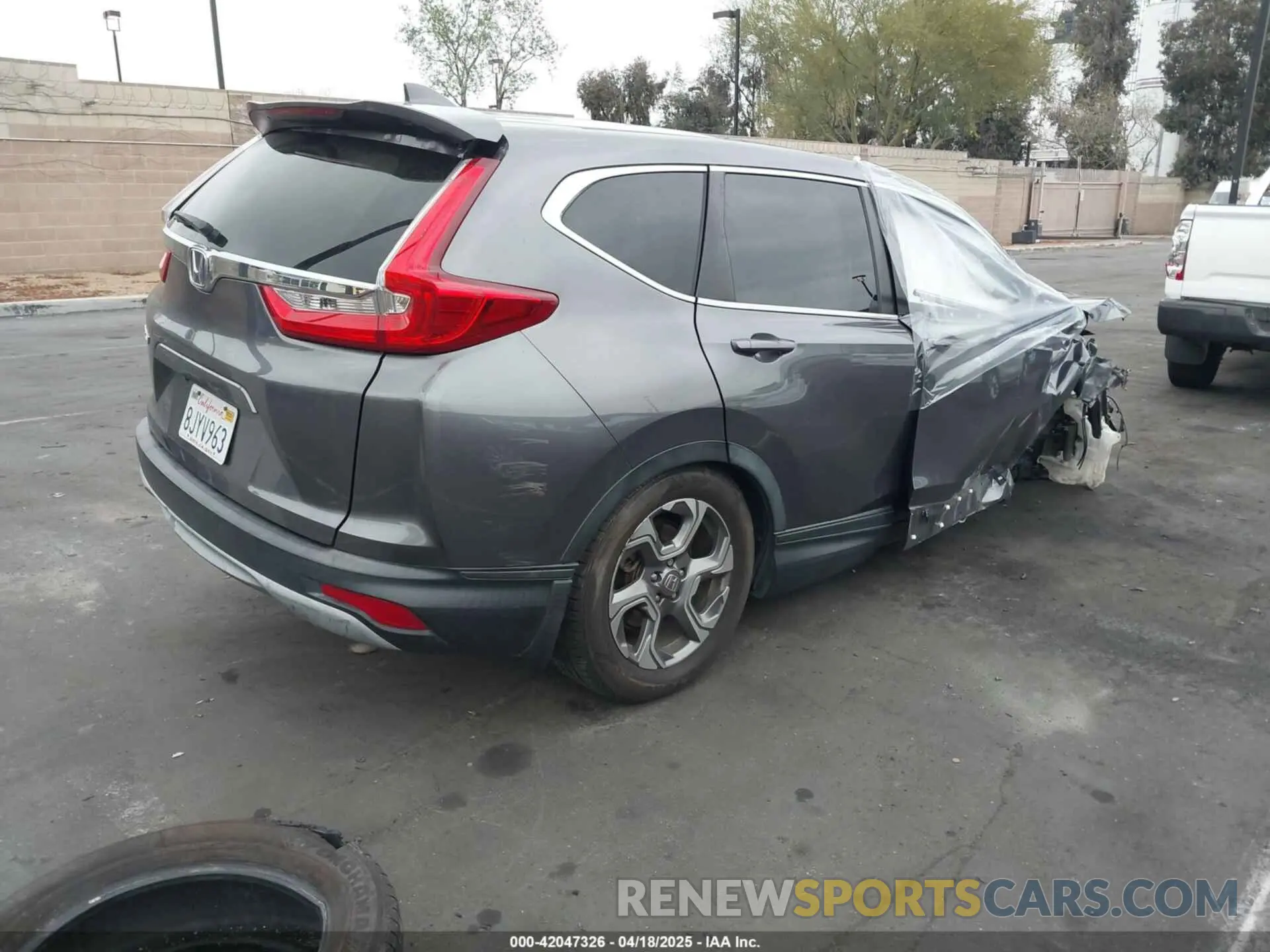 4 Photograph of a damaged car 5J6RW1H52KA020706 HONDA CR-V 2019
