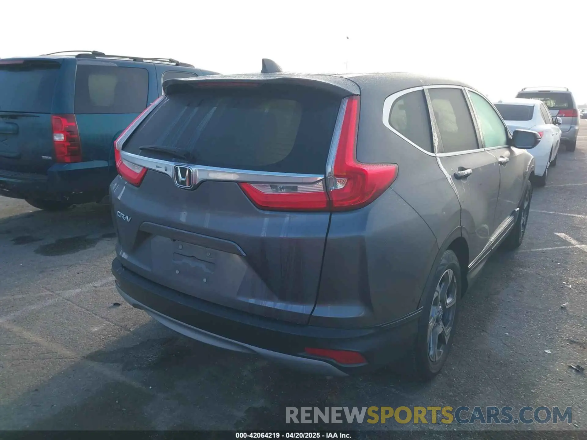 4 Photograph of a damaged car 5J6RW1H52KA033570 HONDA CR-V 2019