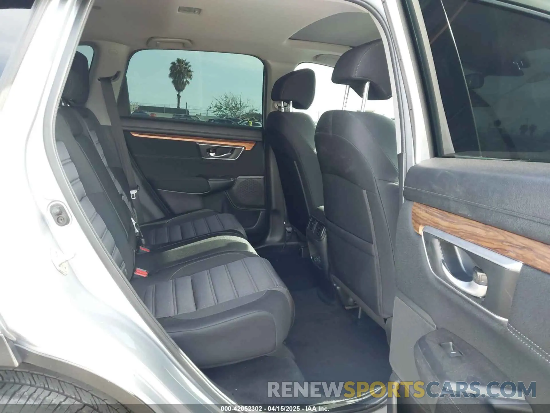8 Photograph of a damaged car 5J6RW1H54KA027818 HONDA CR-V 2019