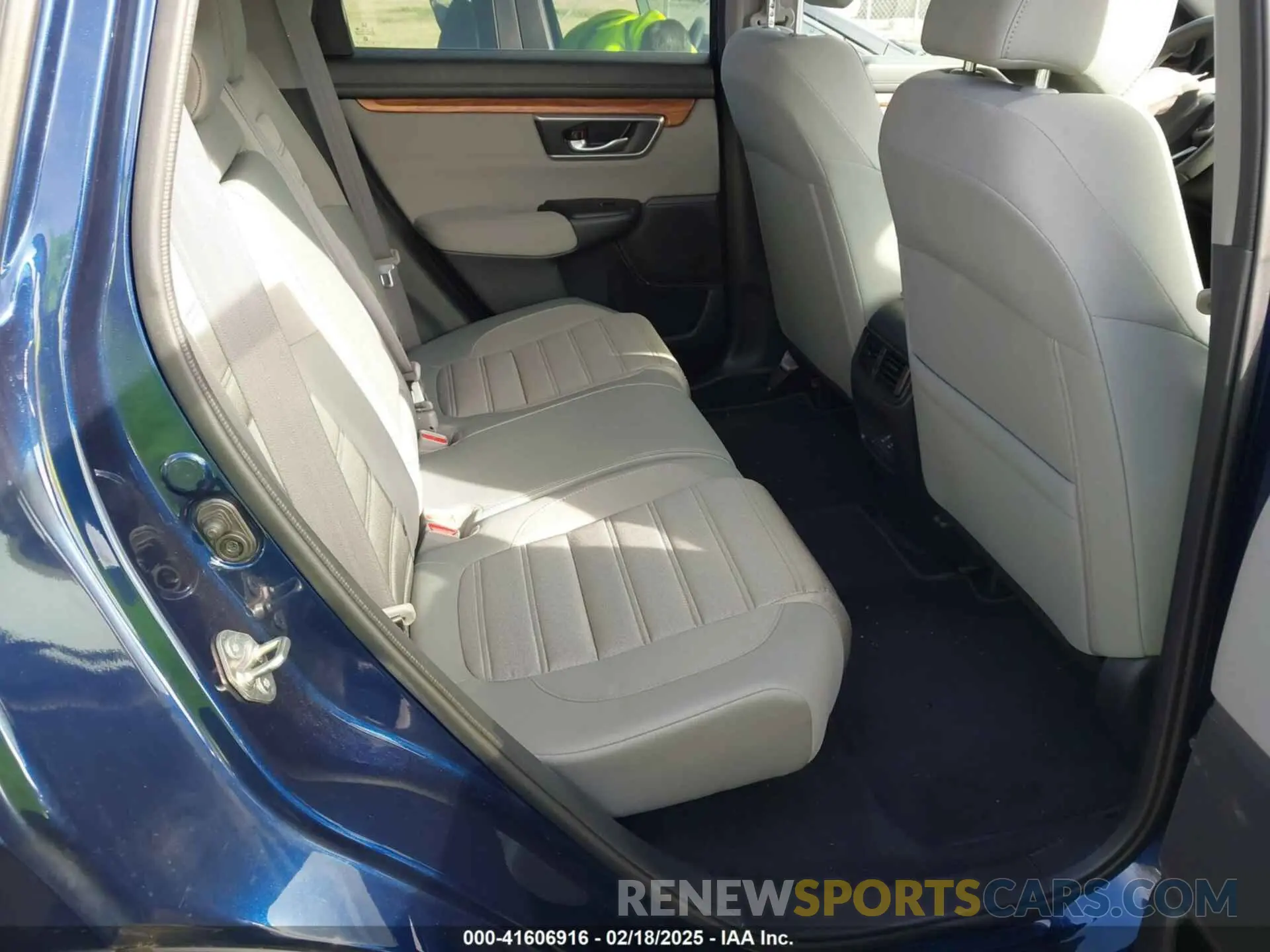 8 Photograph of a damaged car 5J6RW1H55KL007453 HONDA CR-V 2019