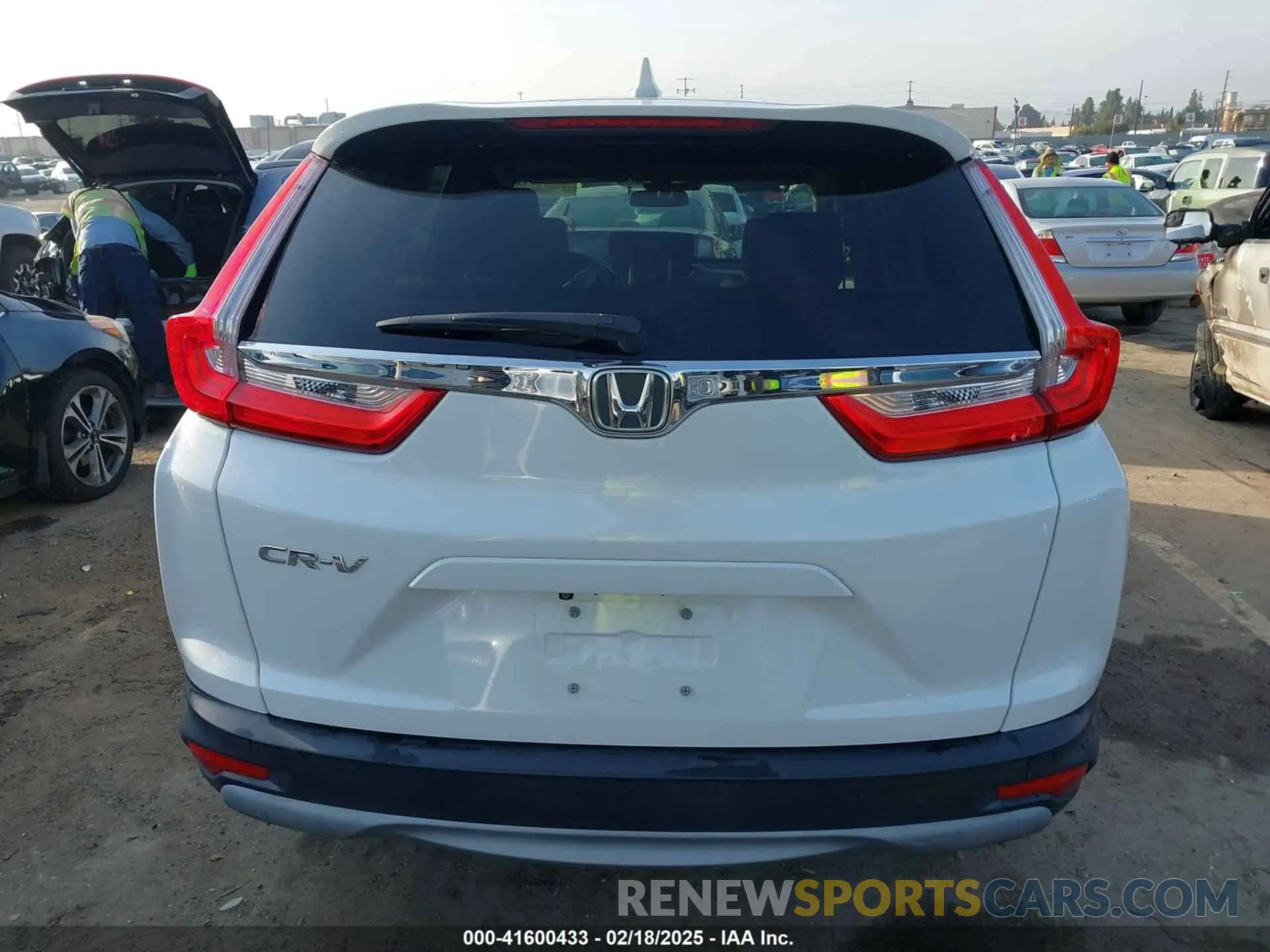 17 Photograph of a damaged car 5J6RW1H56KA029828 HONDA CR-V 2019
