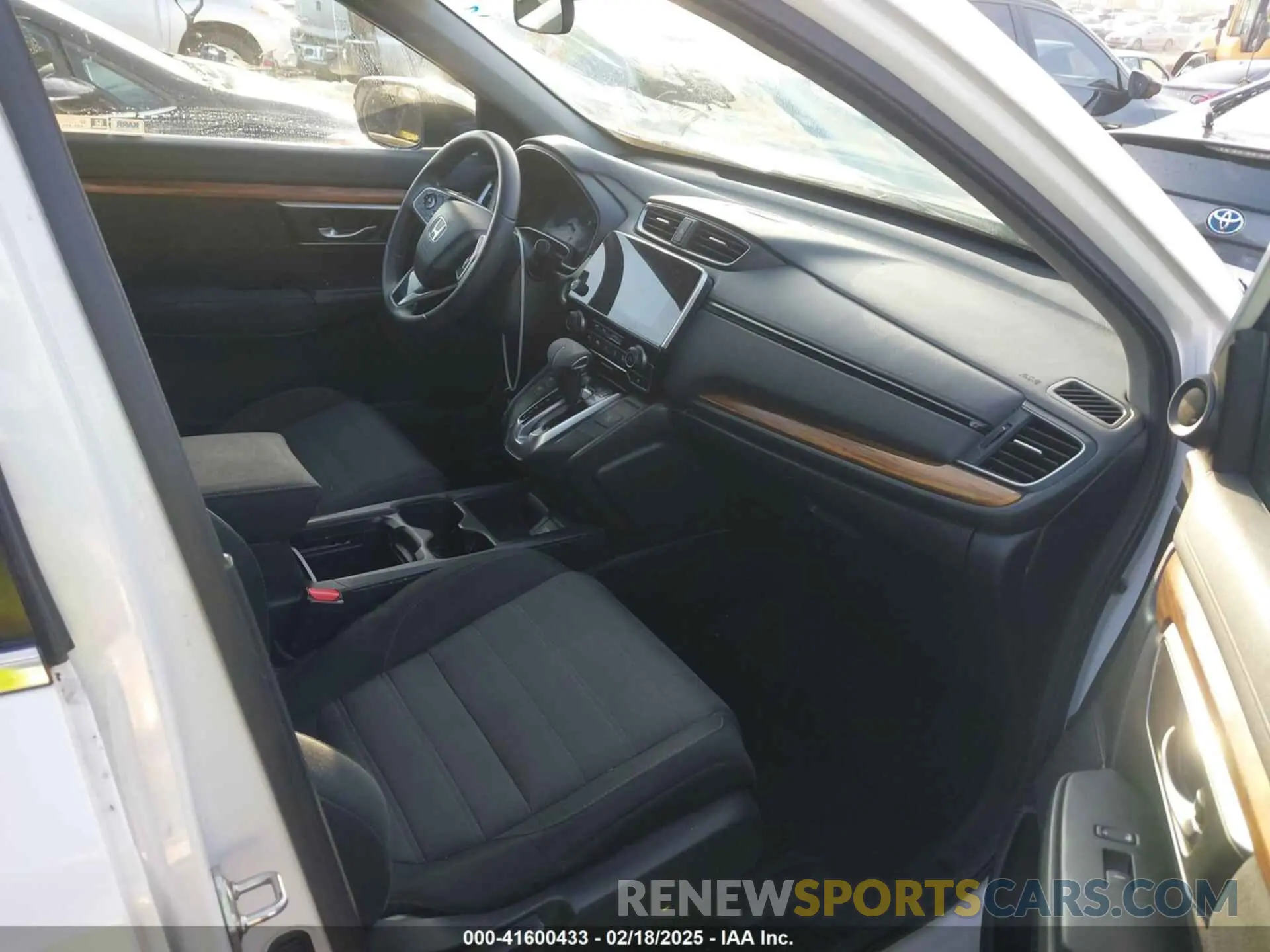 5 Photograph of a damaged car 5J6RW1H56KA029828 HONDA CR-V 2019
