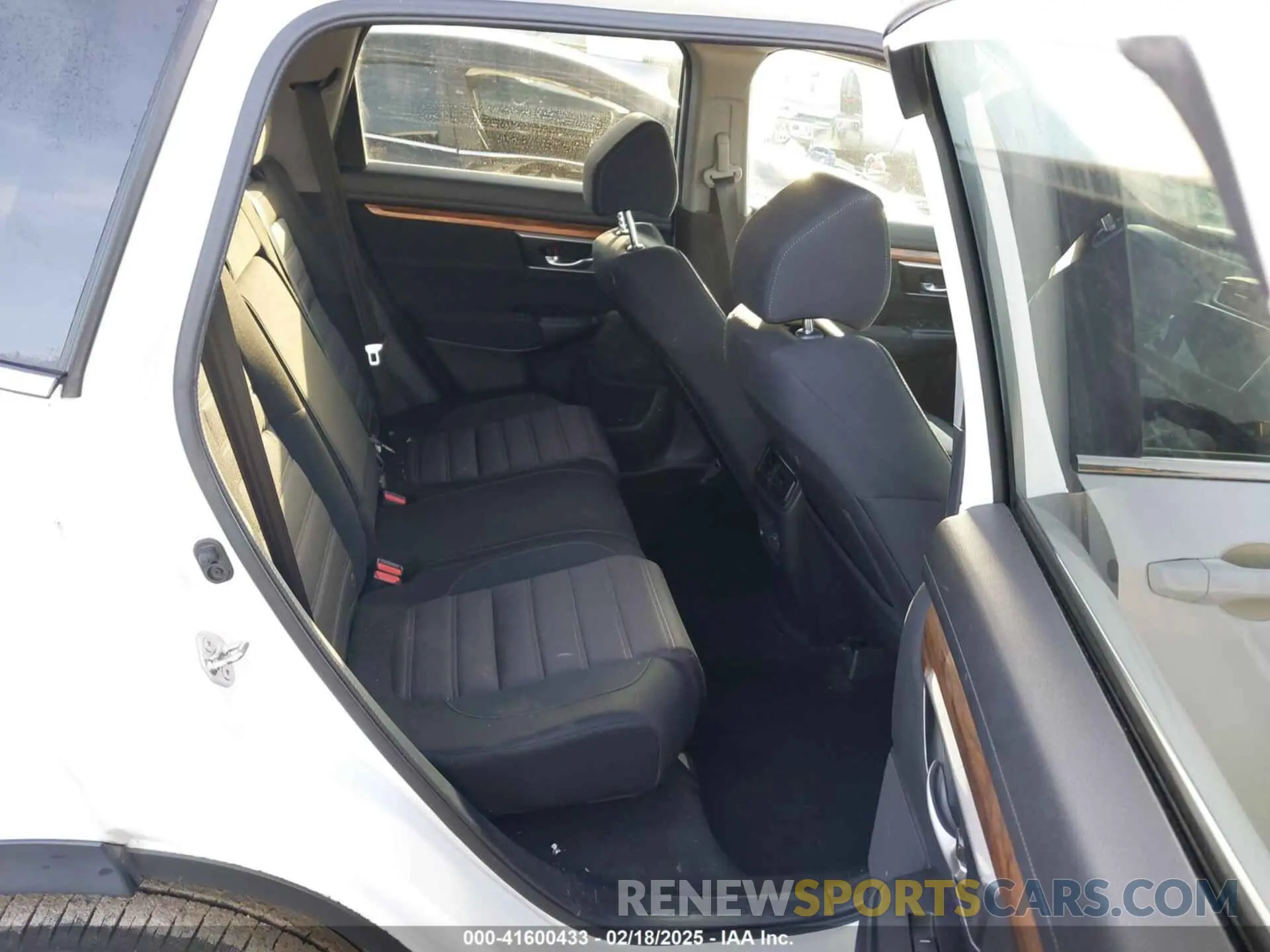 8 Photograph of a damaged car 5J6RW1H56KA029828 HONDA CR-V 2019