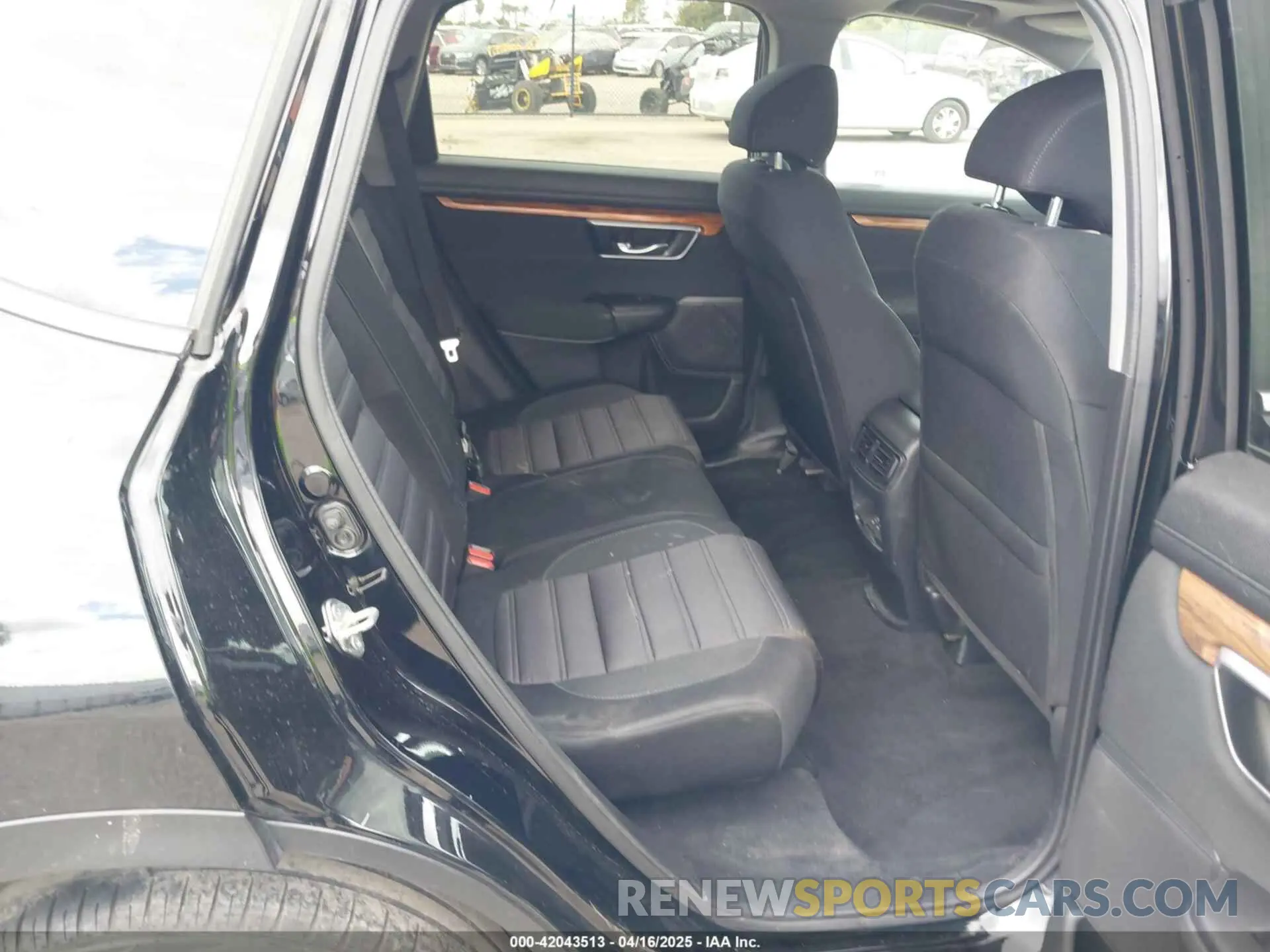 8 Photograph of a damaged car 5J6RW1H56KA030445 HONDA CR-V 2019
