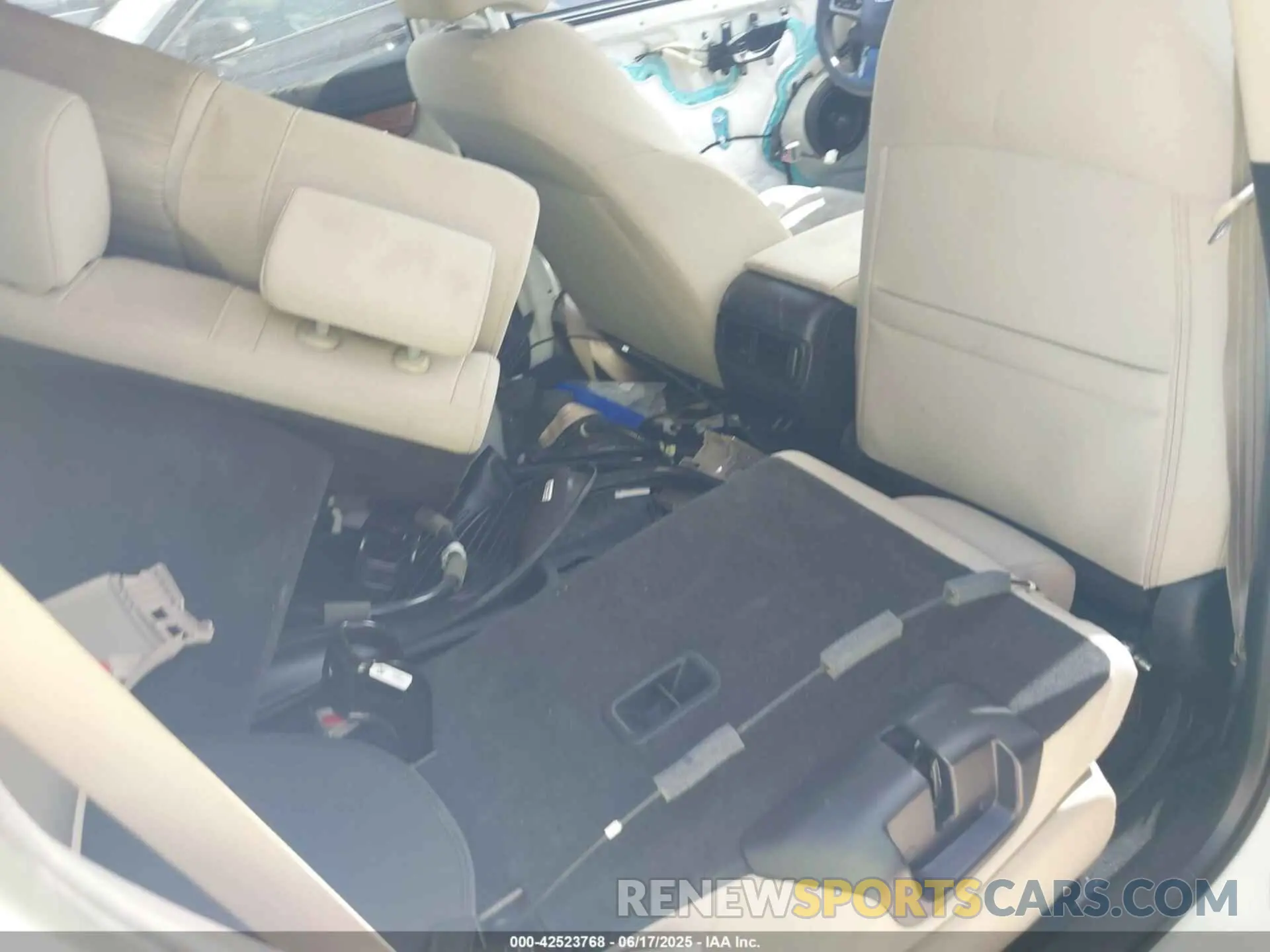 8 Photograph of a damaged car 5J6RW1H57KA024041 HONDA CR-V 2019