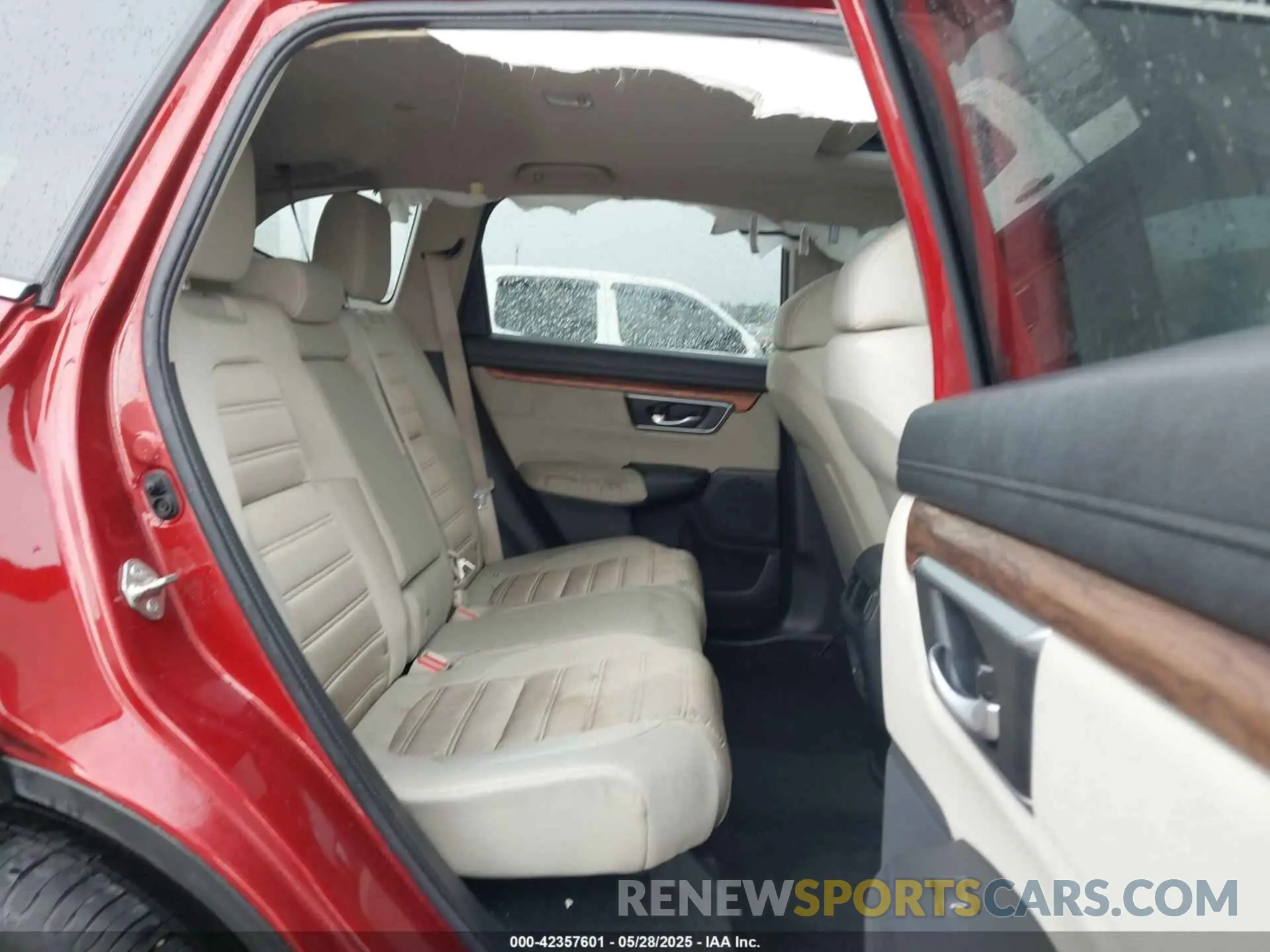 8 Photograph of a damaged car 5J6RW1H57KL002027 HONDA CR-V 2019