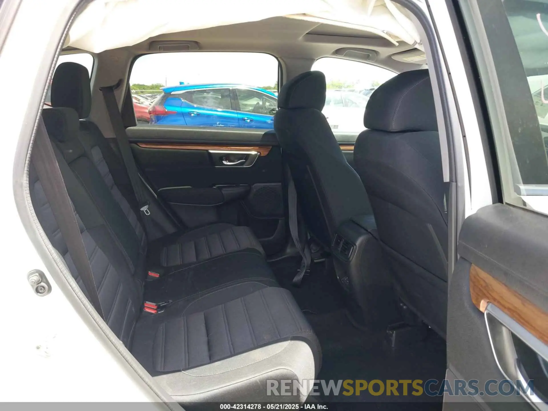 8 Photograph of a damaged car 5J6RW1H5XKA030559 HONDA CR-V 2019