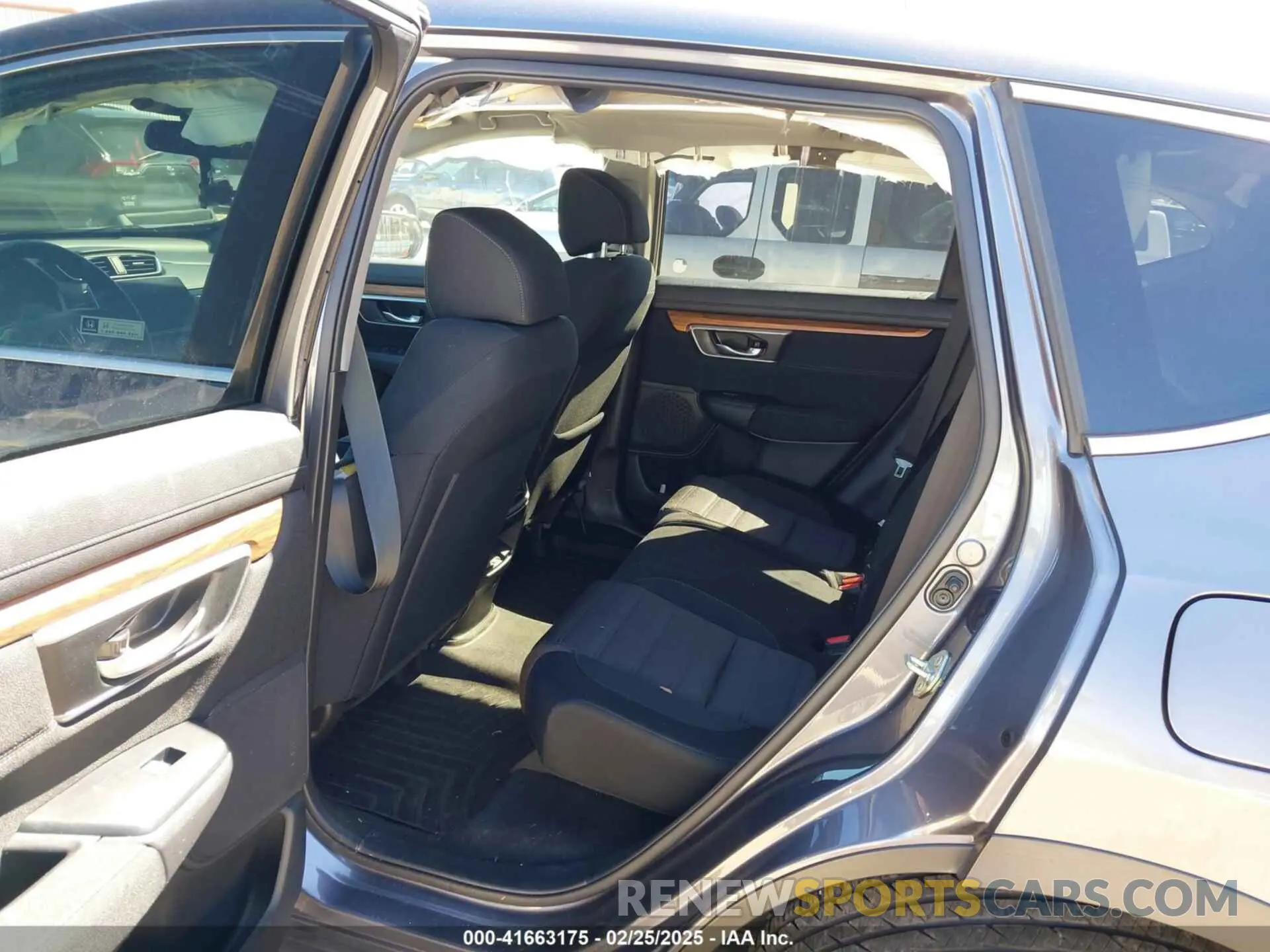 8 Photograph of a damaged car 5J6RW1H5XKL005682 HONDA CR-V 2019