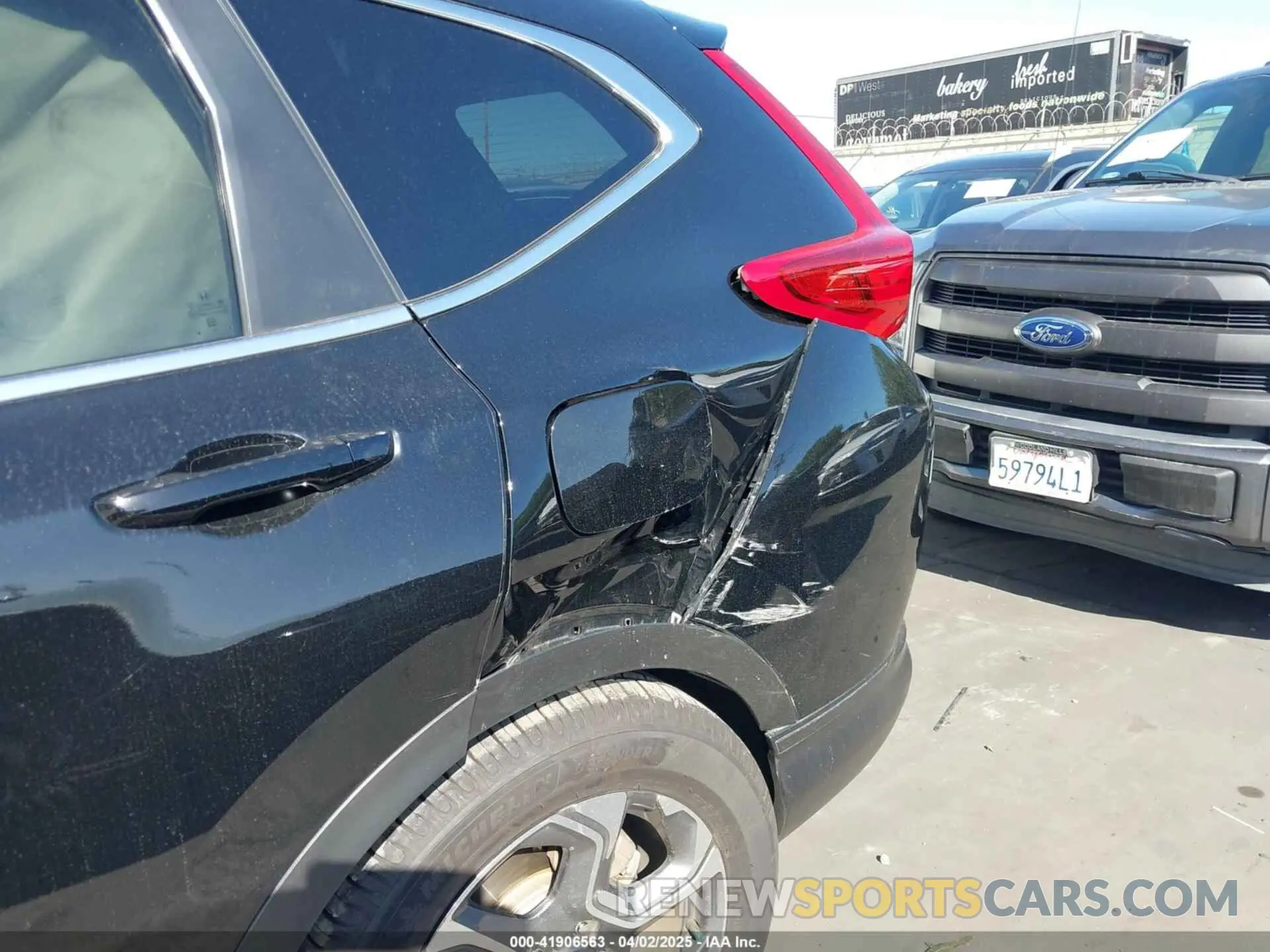 18 Photograph of a damaged car 5J6RW1H84KA001472 HONDA CR-V 2019