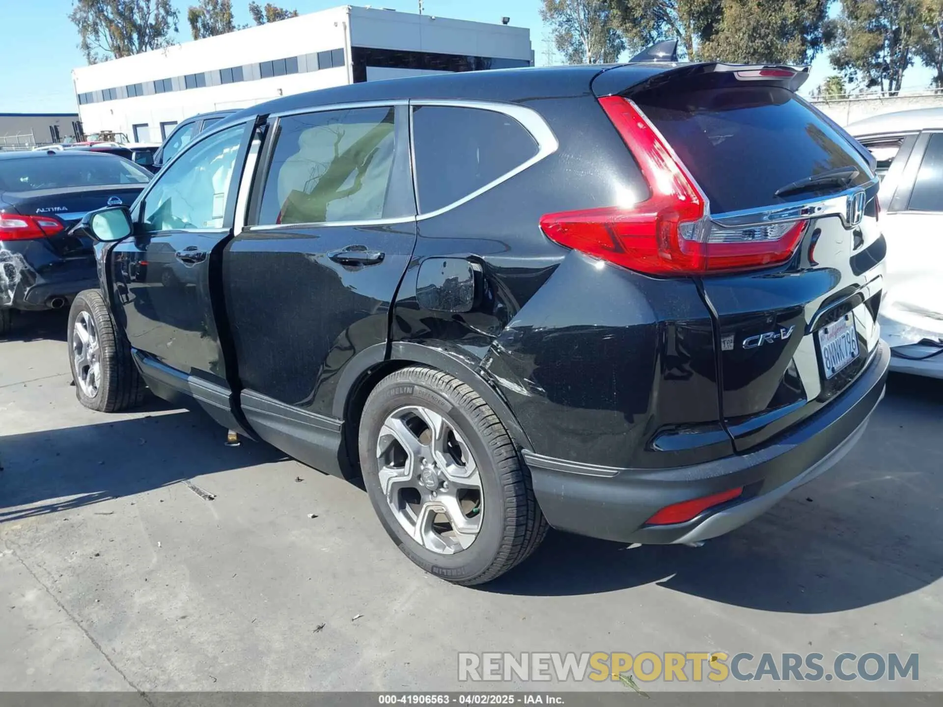 3 Photograph of a damaged car 5J6RW1H84KA001472 HONDA CR-V 2019