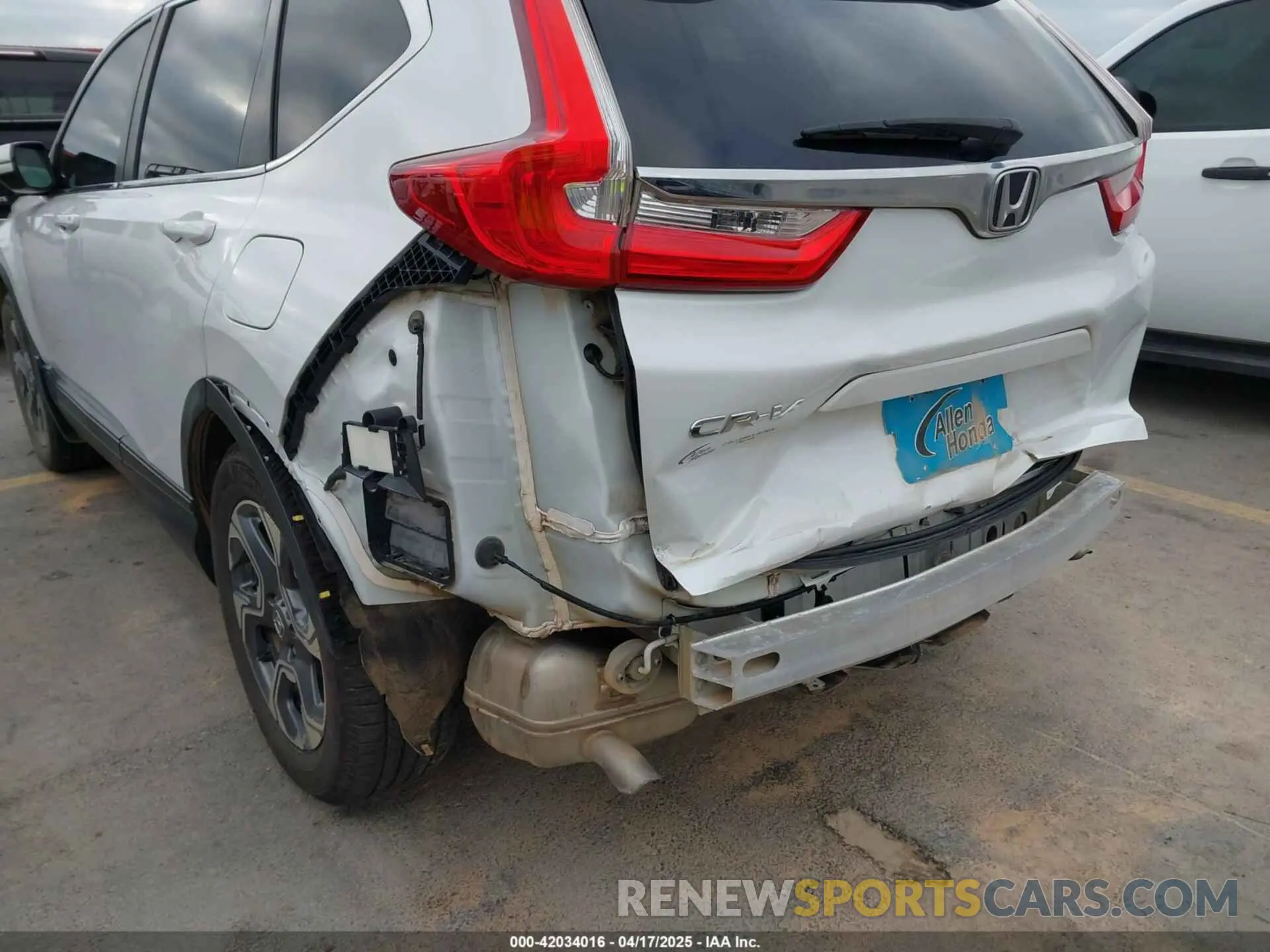 18 Photograph of a damaged car 5J6RW1H86KA008732 HONDA CR-V 2019